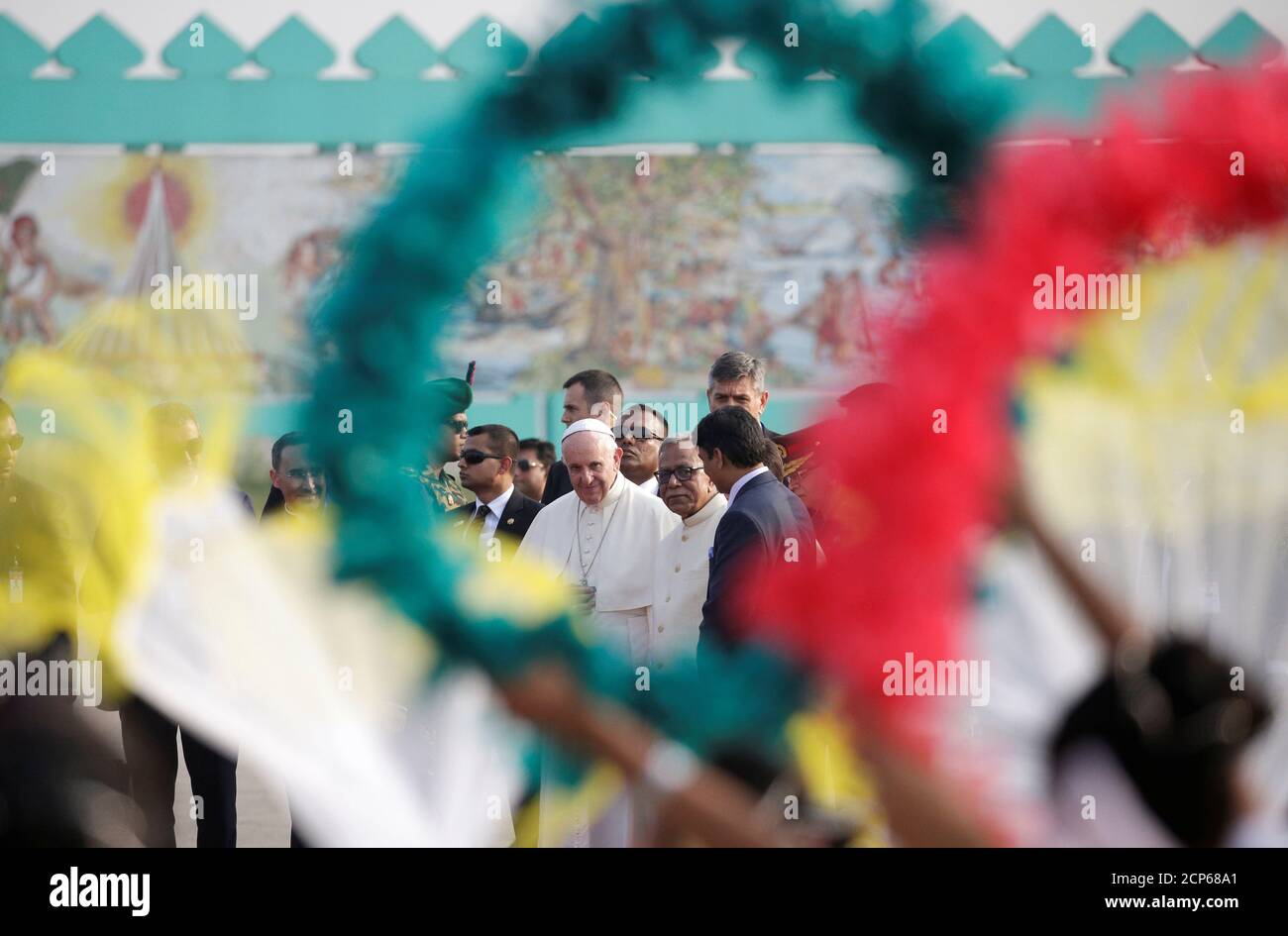 Le pape François assiste à une cérémonie de bienvenue avec le président du Bangladesh, Abdul Hamid, après son arrivée à l'aéroport de Dhaka, au Bangladesh, le 30 novembre 2017. REUTERS/Max Rossi Banque D'Images