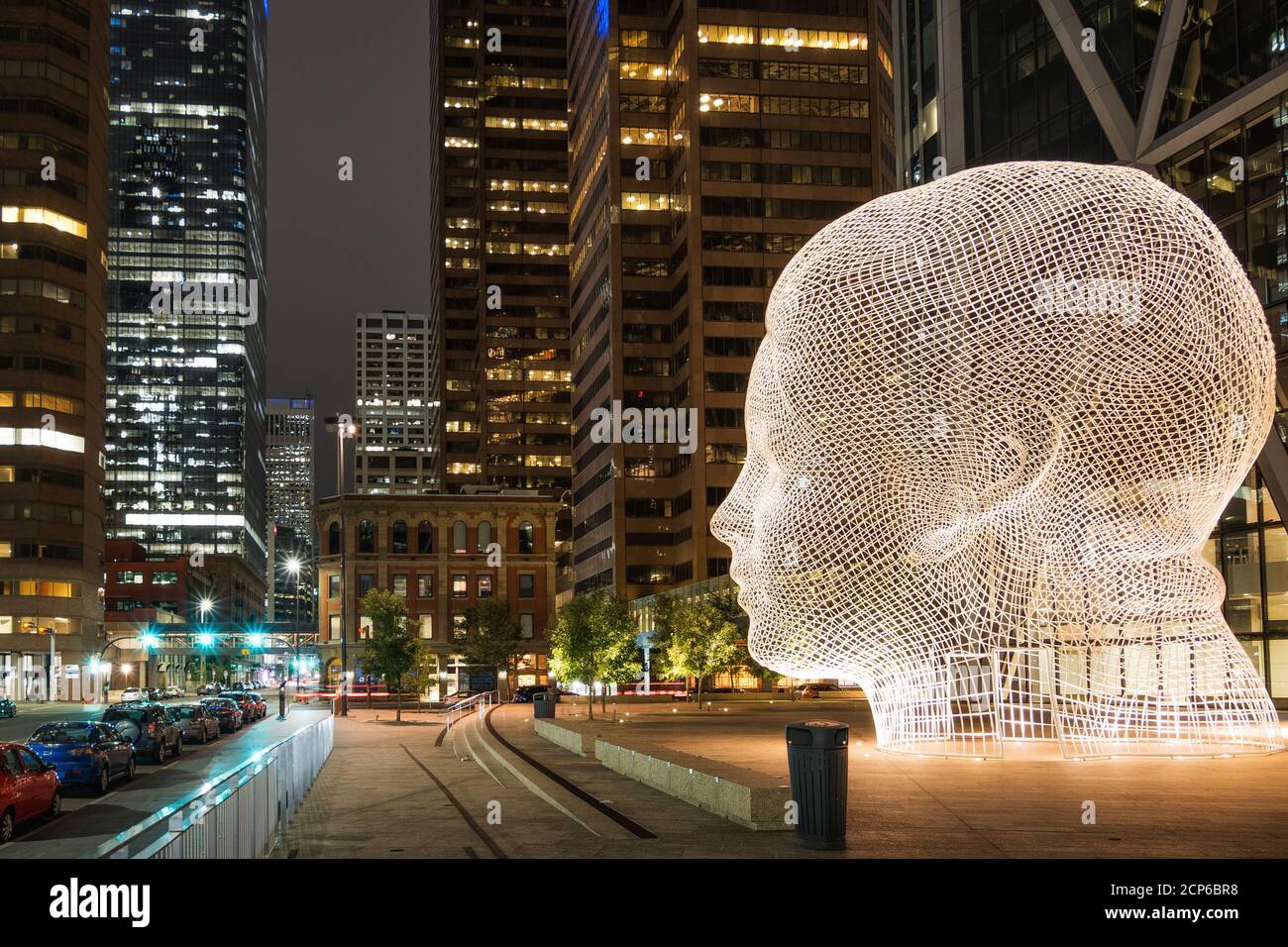 Vue nocturne de la célèbre sculpture Wonderland réalisée par le célèbre artiste et sculpteur espagnol Jaume Plensa au centre-ville de Calgary, Alberta, Canada. Banque D'Images