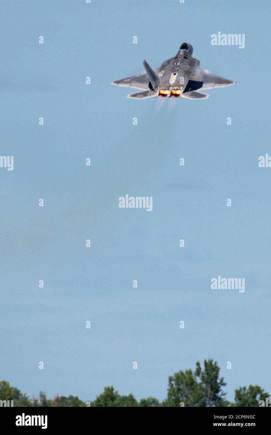 Le pilote de l'équipe de démonstration F-22 Raptor part de la base de la Garde nationale de Selfridge Air, au Michigan, le 10 septembre 2020. L'équipe de démonstration est basée à la base aérienne de Langley, en Virginie. Le Raptor fait partie de l'équipe de démonstration du Commandement de combat aérien F-22 et effectue des manœuvres aériennes de précision pour démontrer ses capacités uniques. (É.-U. Photo de la Garde nationale aérienne par Terry L. Atwell) Banque D'Images