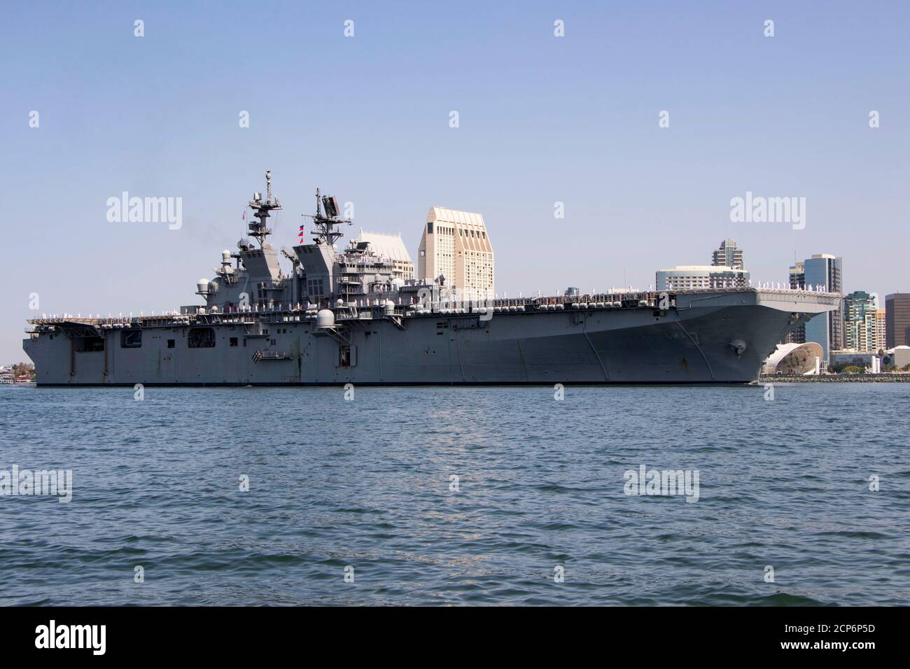 SAN DIEGO (sept 18, 2020) – le tout nouveau navire d'assaut amphibie de classe américaine USS Tripoli (LHA 7) arrive à son nouveau homeport à la base navale de San Diego. Tripoli est le deuxième navire d'assaut amphibie de classe américaine à rejoindre la flotte. Le navire a été mis en service à Pascagoula, au Mils., le 15 juillet 2020. (É.-U. Photo de la marine par Spécialiste des communications de masse 1ère classe Woody S. Paschall) Banque D'Images