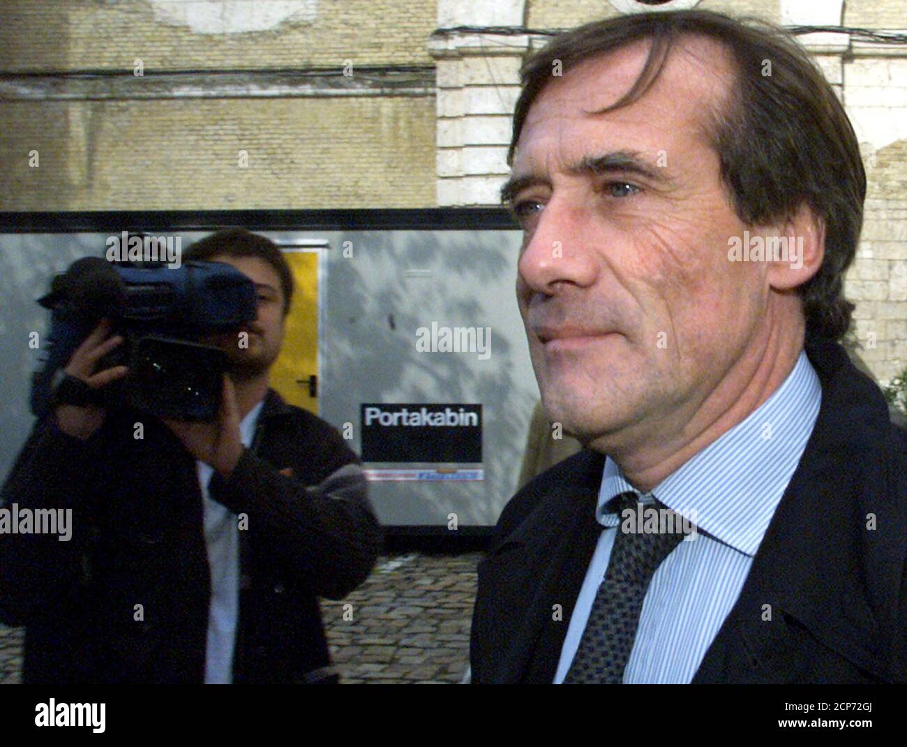 L'avocat français Maître Deguines, qui représente Jean-Michel Jourdain,  arrive au tribunal pour la deuxième journée du procès des frères Jourdain  le 17 octobre 2000. Jourdain et son frère Jean-Louis sont accusés du