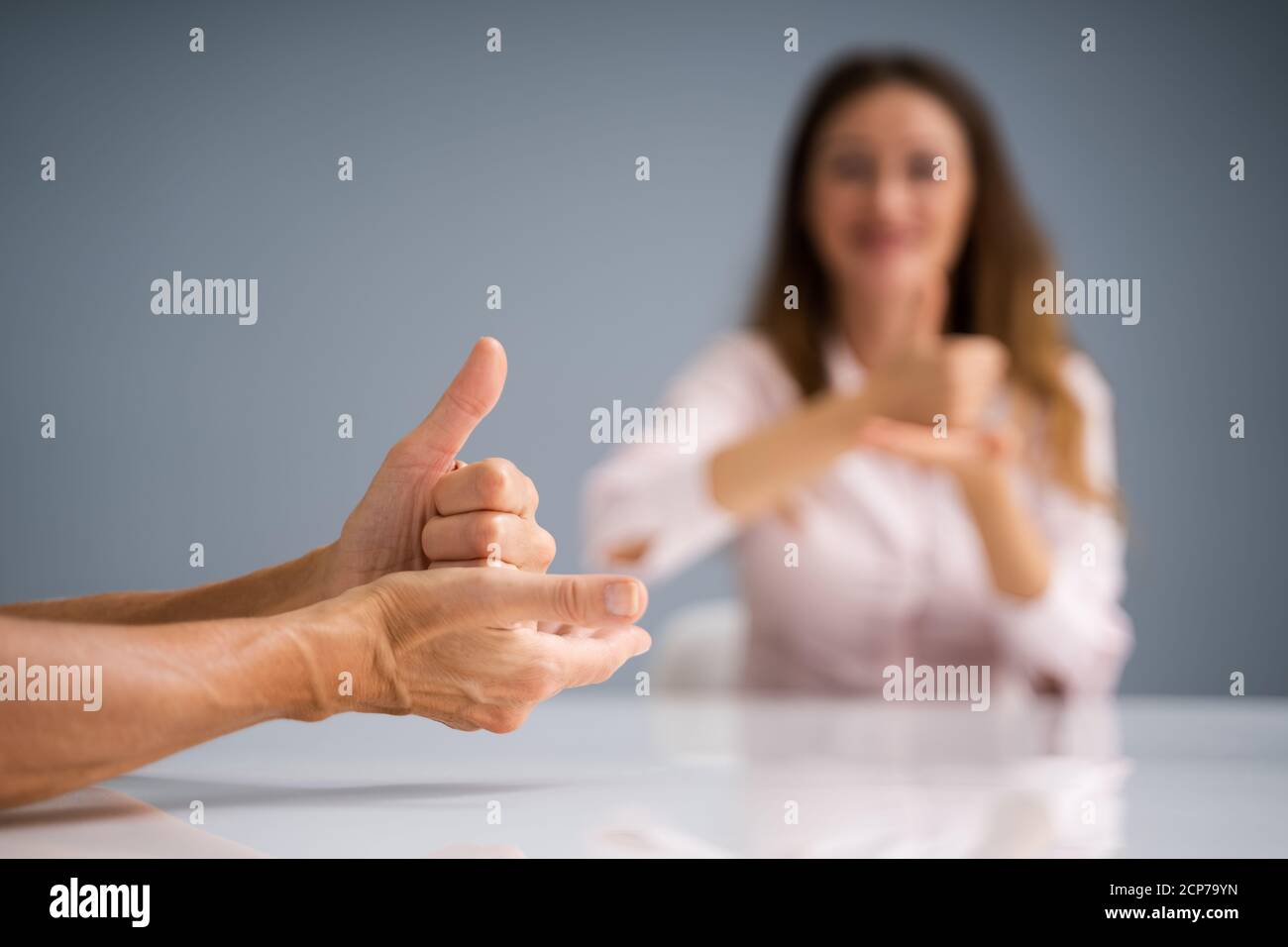 Apprentissage de la langue des signes pour les personnes handicapées Sourdes Banque D'Images