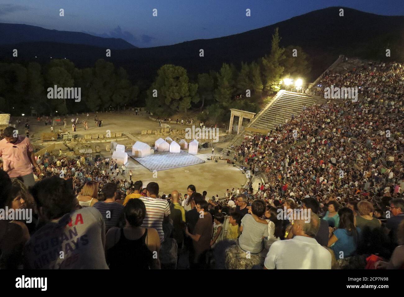 Des spectateurs sont vus avant une représentation de la pièce de 2,400 ans d'Aristophanes 'Ecclesiazusae' (les femmes de l'Assemblée) à l'ancien amphithéâtre grec d'Épidaure, dans le sud de la Grèce, le 1er août 2015. Alors que les Grecs à court d'argent abangent le cinéma et d'autres produits de luxe, la vente de billets de théâtre est en plein essor, même si les théâtres peinent à couvrir leurs coûts et que les acteurs ne sont souvent pas rémunérés. Photo prise le 1er août 2015. REUTERS/Lefteris Karagiannopoulos Banque D'Images