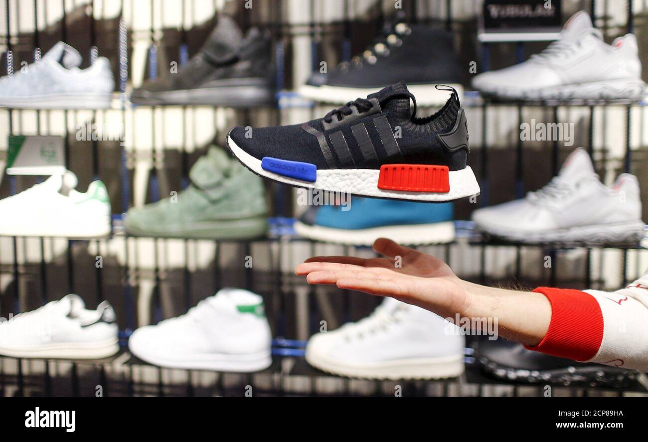 Un assistant-boutique présente le nouveau modèle Adidas NMD au magasin  phare de Berlin, en Allemagne, le 20 janvier 2016. REUTERS/Hannibal  Hanschke/File photo Photo Stock - Alamy