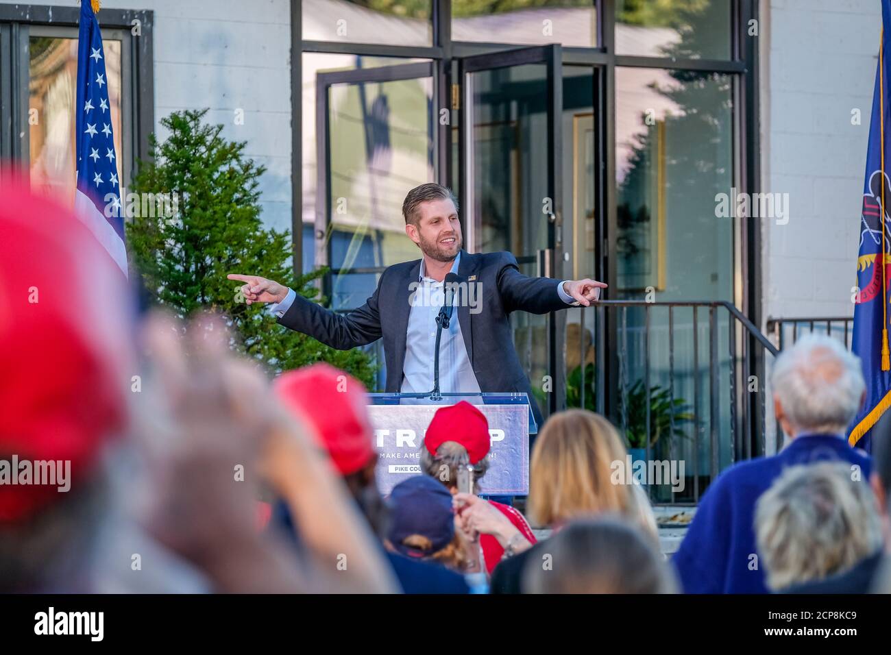 Milford, États-Unis. 18 septembre 2020. Eric Trump parle lors d'un rallye Make America Great Again.Make America Great Again Rally avec Eric Trump à Milford, en Pennsylvanie, a attiré environ 1,000 personnes un vendredi soir. Crédit : SOPA Images Limited/Alamy Live News Banque D'Images