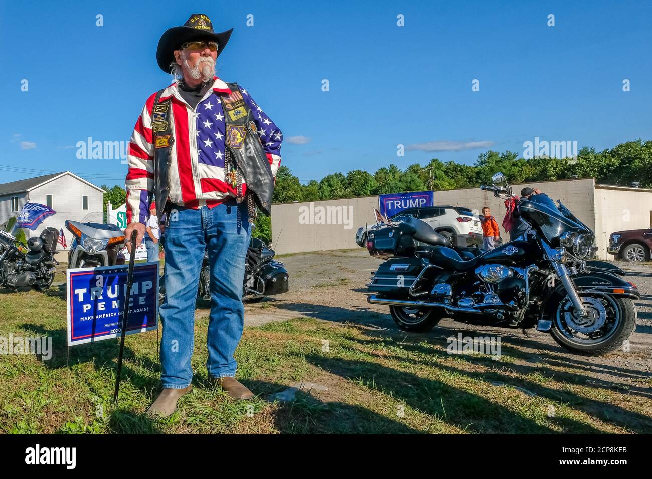 Milford, États-Unis. 18 septembre 2020. Un homme attend l'entrée à un rassemblement Make America Great Again avec Eric Trump.Make America Great Again Rally avec Eric Trump à Milford, Pennsylvanie, a attiré environ 1,000 personnes un vendredi soir. Crédit : SOPA Images Limited/Alamy Live News Banque D'Images