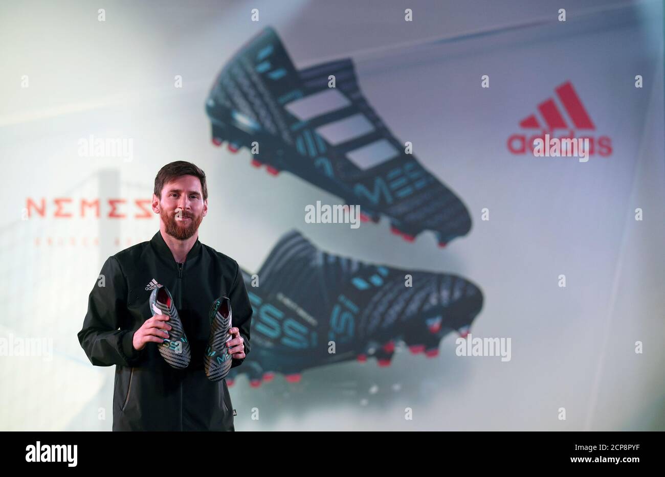 Lionel Messi, joueur de football du FC Barcelone, pose avec de nouvelles  chaussures lors d'un événement Adidas à Barcelone, Espagne, le 26 janvier  2018. REUTERS/Albert Gea Photo Stock - Alamy