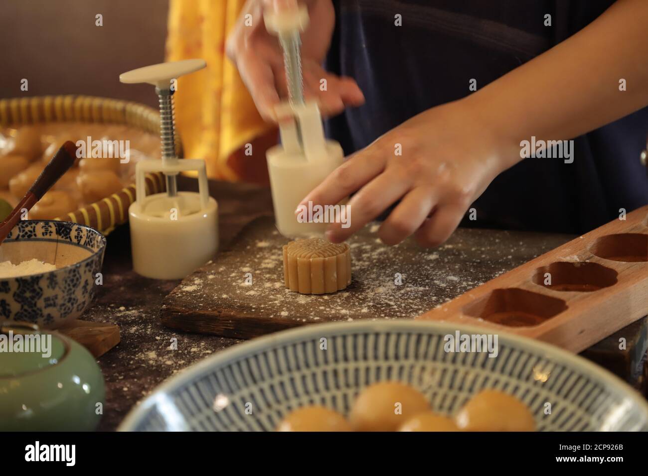 Making Yue Bing, le traditionnel Mooncake chinois pour le festival de la mi-automne Banque D'Images