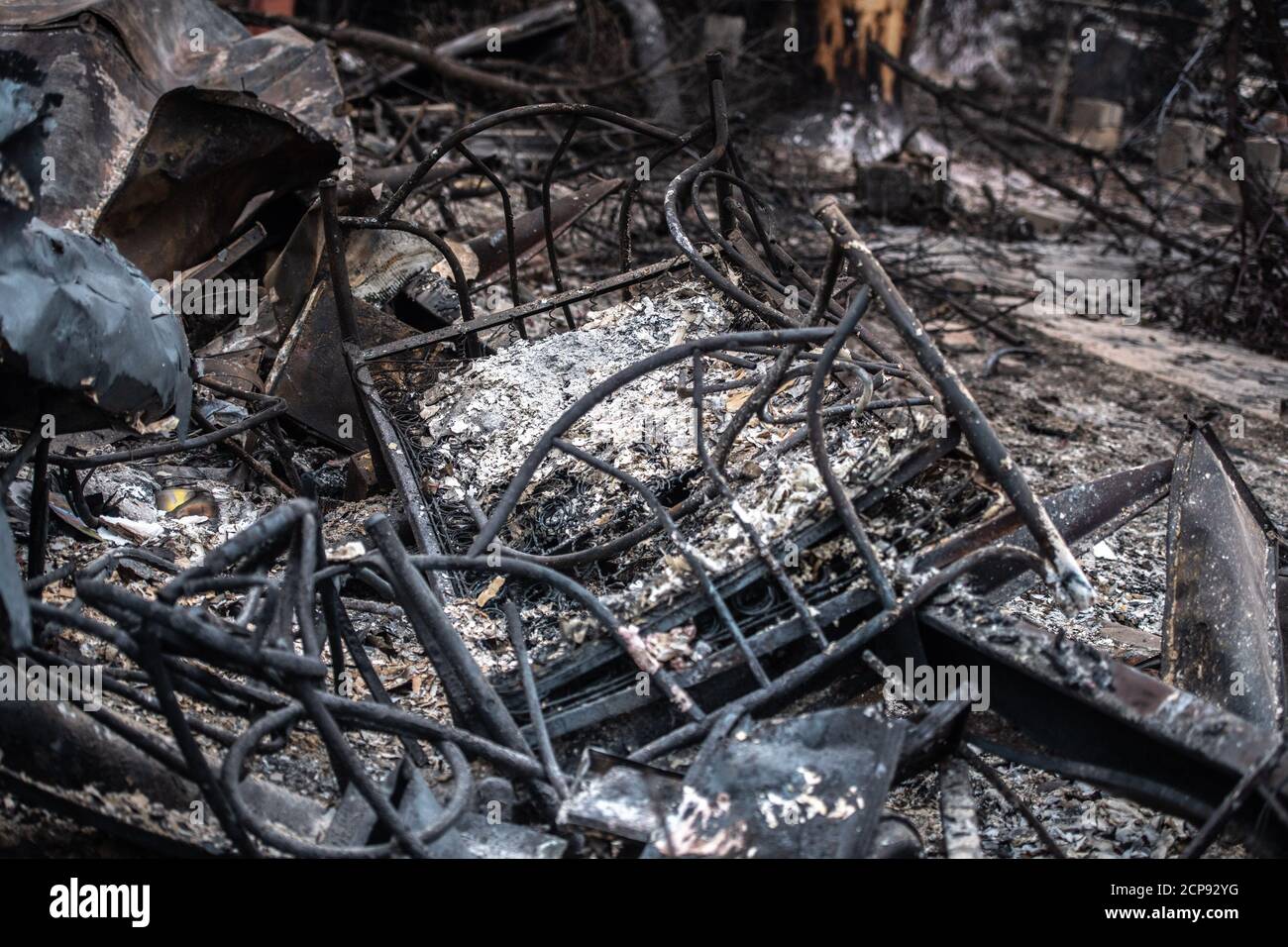 TALENT, MINERAI - 18 SEPTEMBRE 2020 : un aperçu général des talents Mobile Estates #81 qui ont été pulvérisés de retardant d'incendie pendant l'incendie d'Almeda. La ville de Talent, Oregon, montrant les maisons brûlées, les voitures et les gravats laissés derrière. Dans Talent, à environ 20 miles au nord de la frontière de la Californie, les maisons ont été charrées au-delà de la reconnaissance. Dans l'ouest des États-Unis, au moins 87 feux de forêt sont en feu, selon le National Interagency Fire Center. Ils ont torqué plus de 4.7 millions d'acres -- plus de six fois la région de Rhode Island. Crédit : Chris Tuite/imageSPACE Banque D'Images