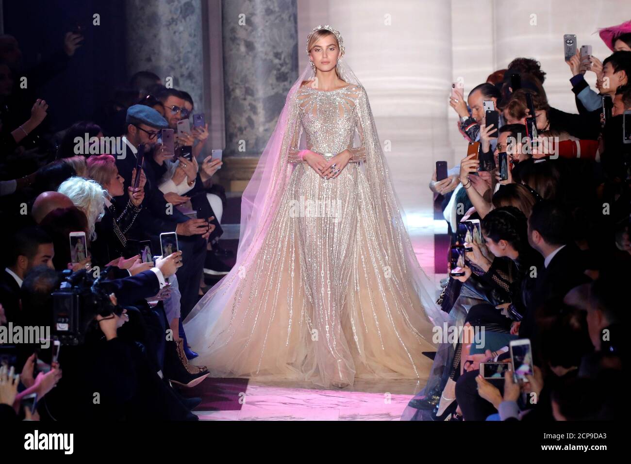 Un modèle présente une robe de mariage du designer Elie Saab dans le cadre  de son défilé de mode Printemps-été 2018 haute-Couture à Paris, France, le  24 janvier 2018. REUTERS/Charles Platiau Photo