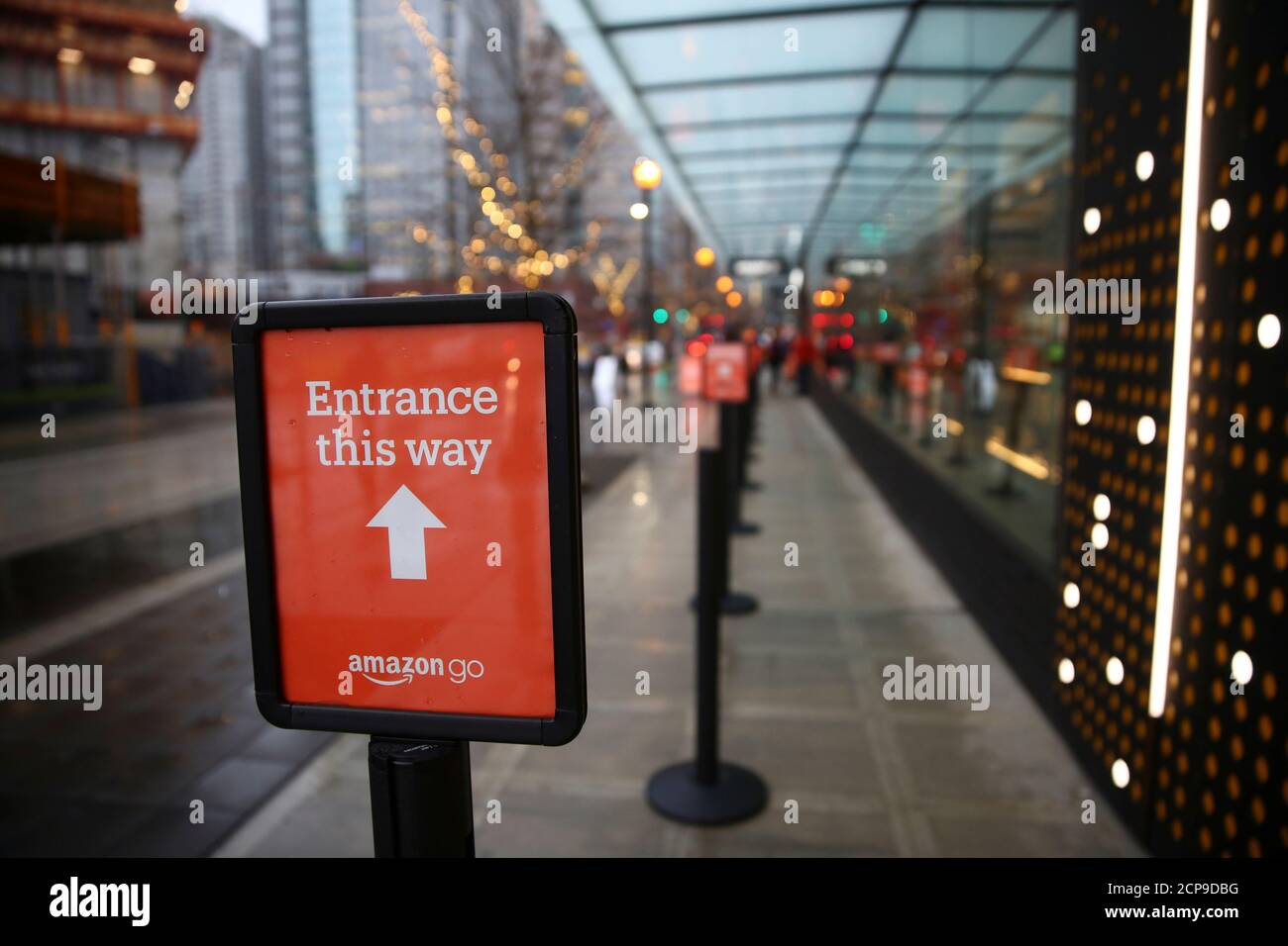 Un panneau indique le chemin vers l'entrée du nouveau magasin Amazon Go sur  7th Avenue et Blanchard Street au siège d'Amazon à Seattle, Washington,  États-Unis, le 29 janvier 2018. REUTERS/Lindsey Wasson Photo