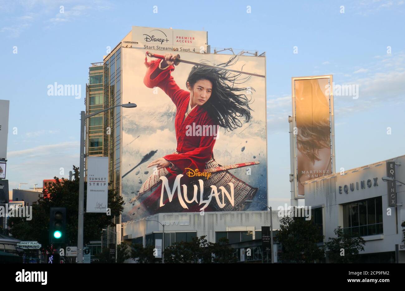 Los Angeles, Californie, États-Unis 18 septembre 2020 UNE vue générale de l'atmosphère de Disney Mulan Billboard sur Sunset Blvd le 18 septembre 2020 à Los Angeles, Californie, États-Unis. Photo par Barry King/Alay stock photo Banque D'Images