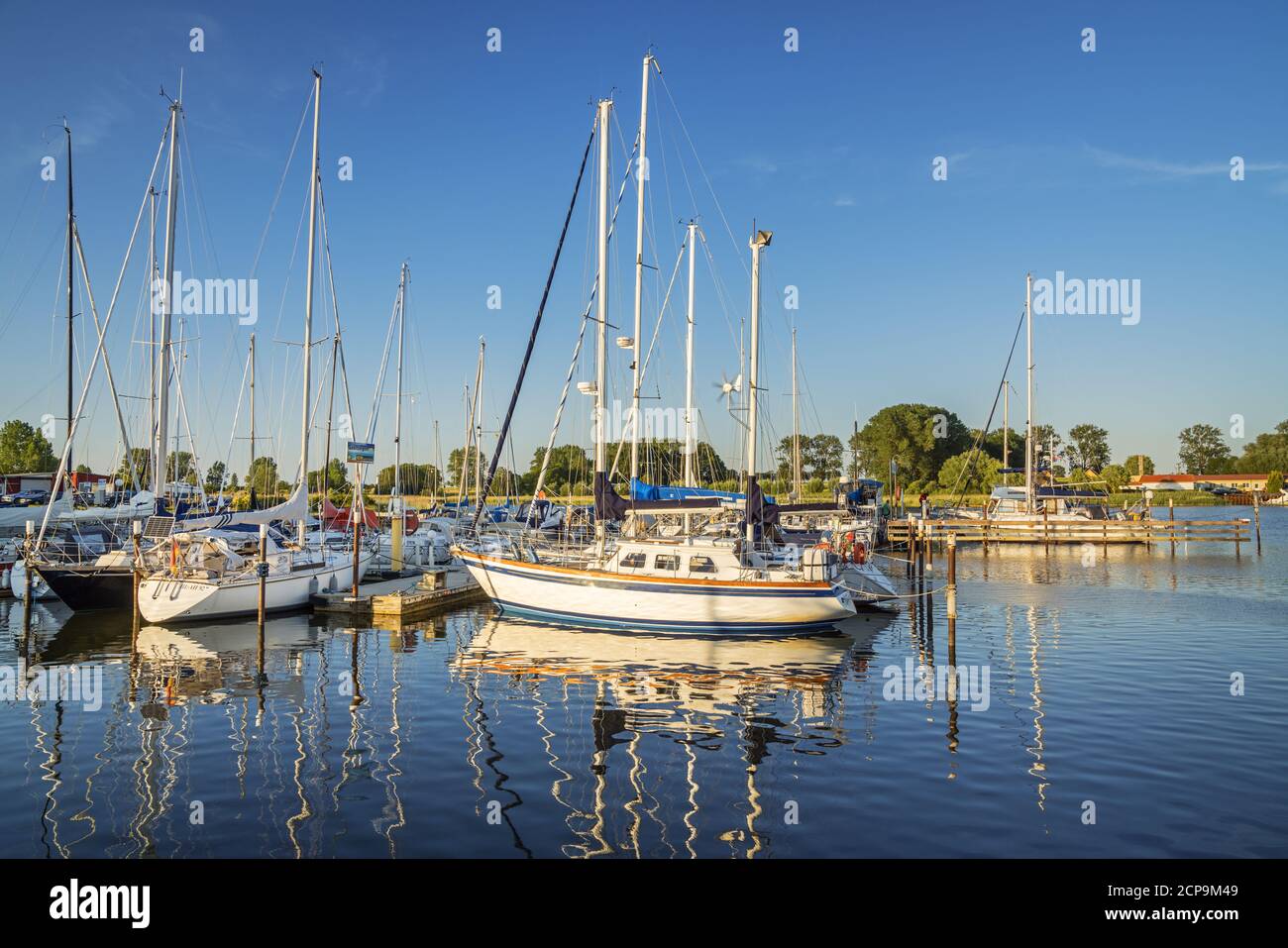 Bateaux dans le port de Kirchdorf, l'île de Poel, la côte de la mer Baltique, Mecklembourg-Poméranie occidentale, le nord de l'Allemagne, l'Allemagne, l'Europe Banque D'Images