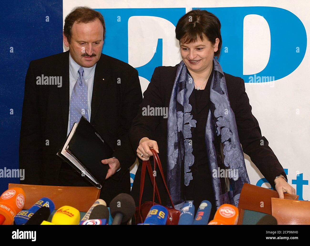 Nach dem Bundesparteivorstand der FPOe heute, am 17. Février 2002, zieht  sich Joerg Haider endgueltig aus dem Koalitionsausschuss zurueck, Peter  Westenthaler bleibt als Klubobmann im Parlament. Parteiobfau Susanne  Riess-Passer (im Bild bei