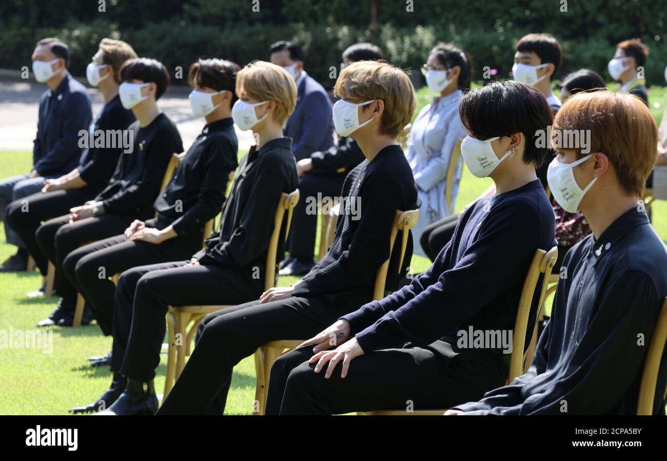 Séoul, Corée du Sud. 19 septembre 2020. Le SVE à l'événement de la Journée de la jeunesse les membres du groupe de garçons de K-pop BTS écoutent l'allocution commémorative du président Moon Jae-in lors de l'événement inaugural de la Journée de la jeunesse au bureau présidentiel de Cheong Wa DAE à Séoul le 19 septembre 2020. Crédit : Yonhap/Newcom/Alay Live News Banque D'Images