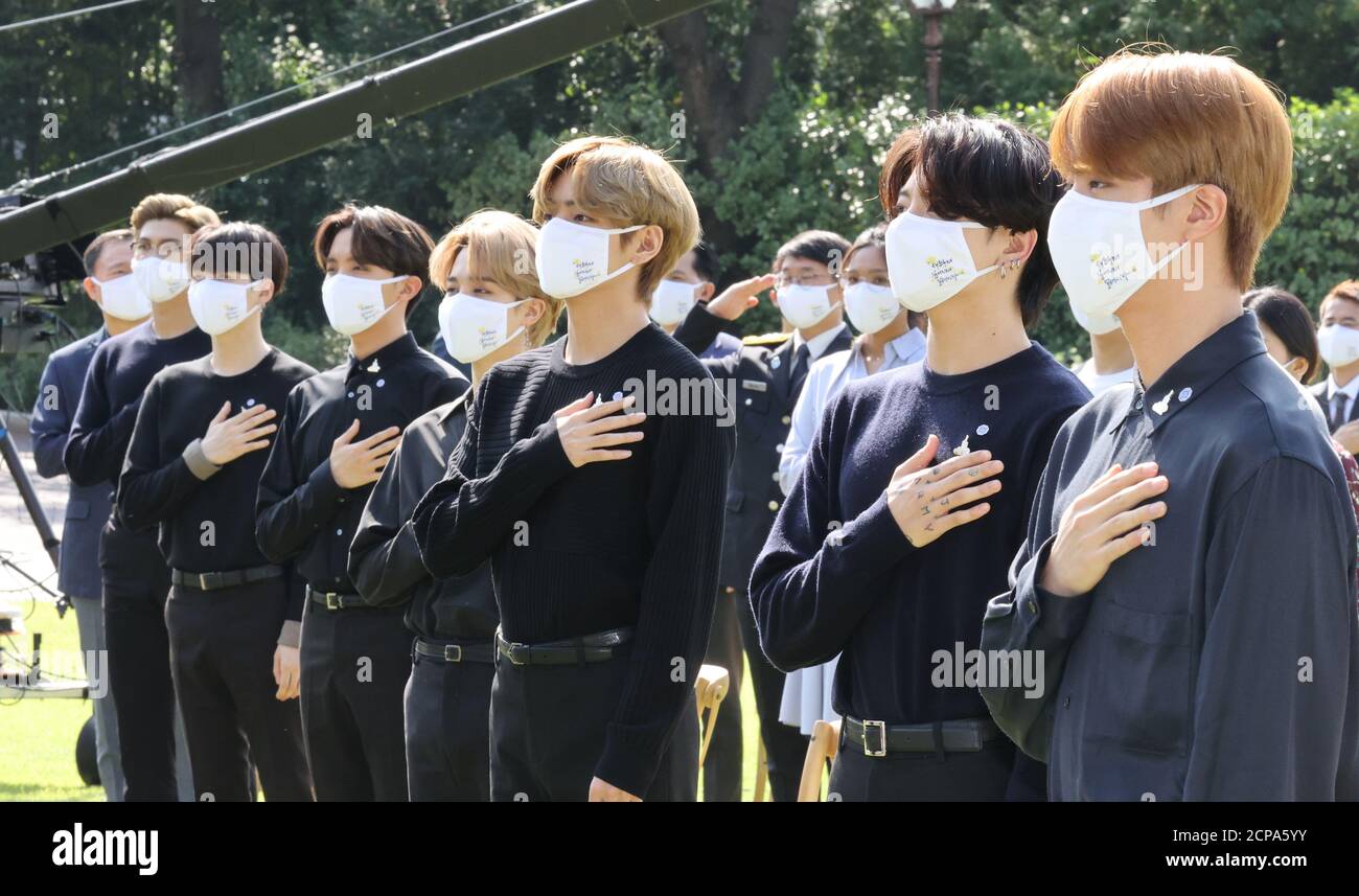 Séoul, Corée du Sud. 19 septembre 2020. Les membres du BTS à l'événement de la Journée de la jeunesse les membres du groupe de garçons de K-pop BTS saluent le drapeau national lors de l'événement inaugural de la Journée de la jeunesse au composé présidentiel Cheong Wa DAE à Séoul le 19 septembre 2020. Crédit : Yonhap/Newcom/Alay Live News Banque D'Images