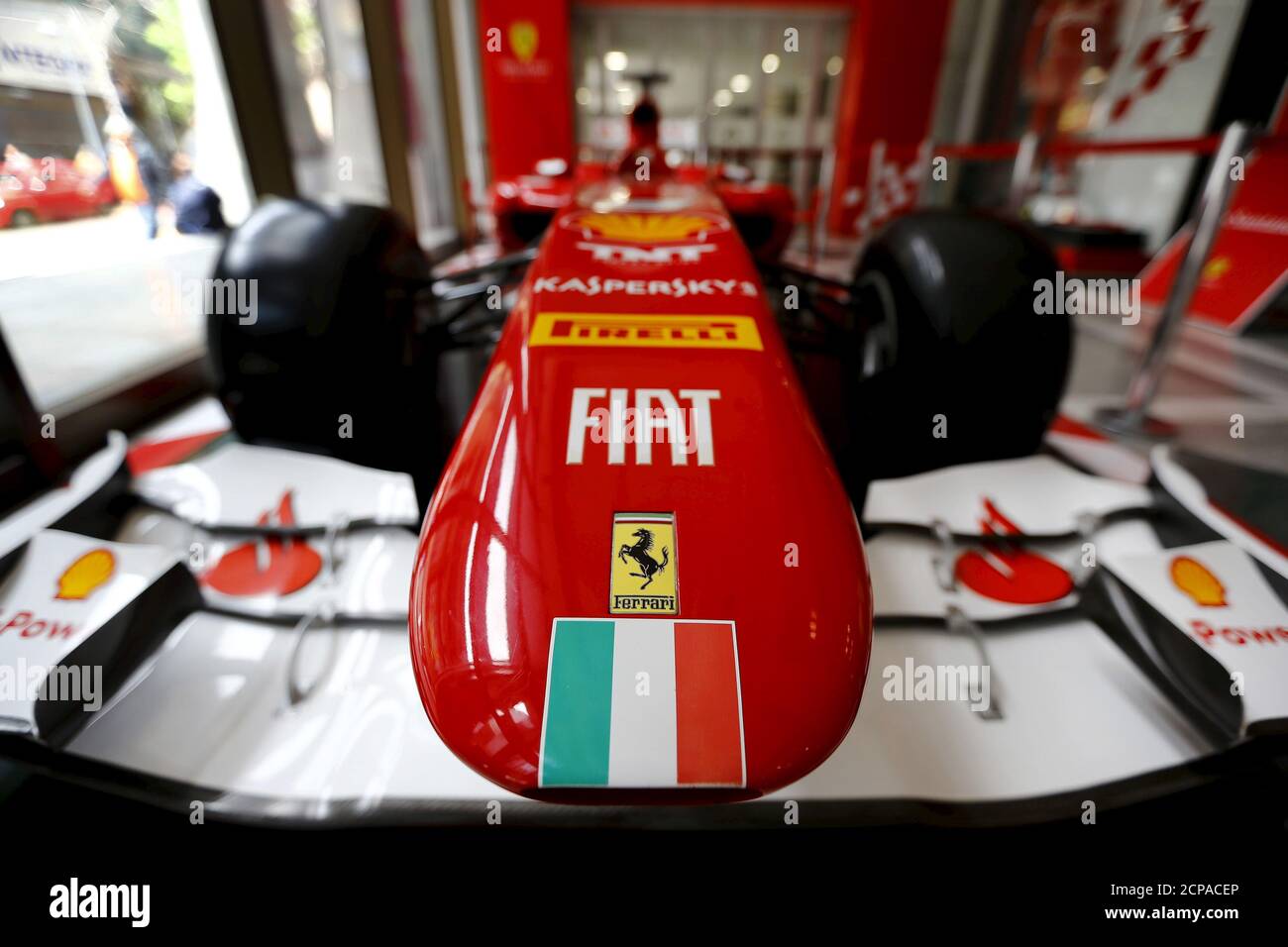 https://c8.alamy.com/compfr/2cpacep/les-logos-ferrari-et-fiat-ainsi-qu-un-drapeau-italien-sont-illustres-sur-une-replique-d-une-ferrari-de-formule-1-a-santiago-au-chili-le-20-octobre-2015-l-offre-publique-initiale-du-constructeur-automobile-de-luxe-ferrari-pourrait-atteindre-53-par-action-a-indique-cnbc-citant-des-sources-reuters-ivan-alvarado-2cpacep.jpg