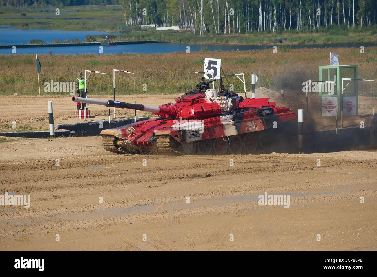 ALABINO, RUSSIE - 25 AOÛT 2020 : char de l'équipe russe sur la piste de biathlon. Jeux annuels internationaux de l'armée Banque D'Images