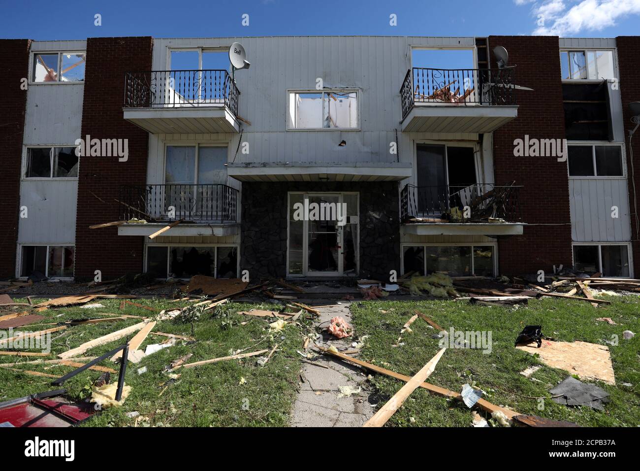 Un bâtiment endommagé est vu après qu'une tornade a frappé le quartier