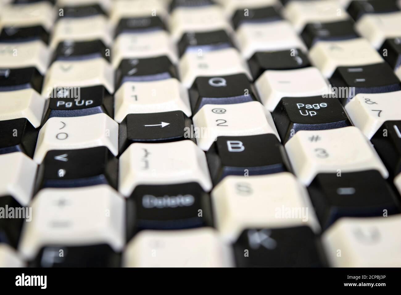 jeu de touches des anciens claviers d'ordinateur sur la table en quinconce Banque D'Images