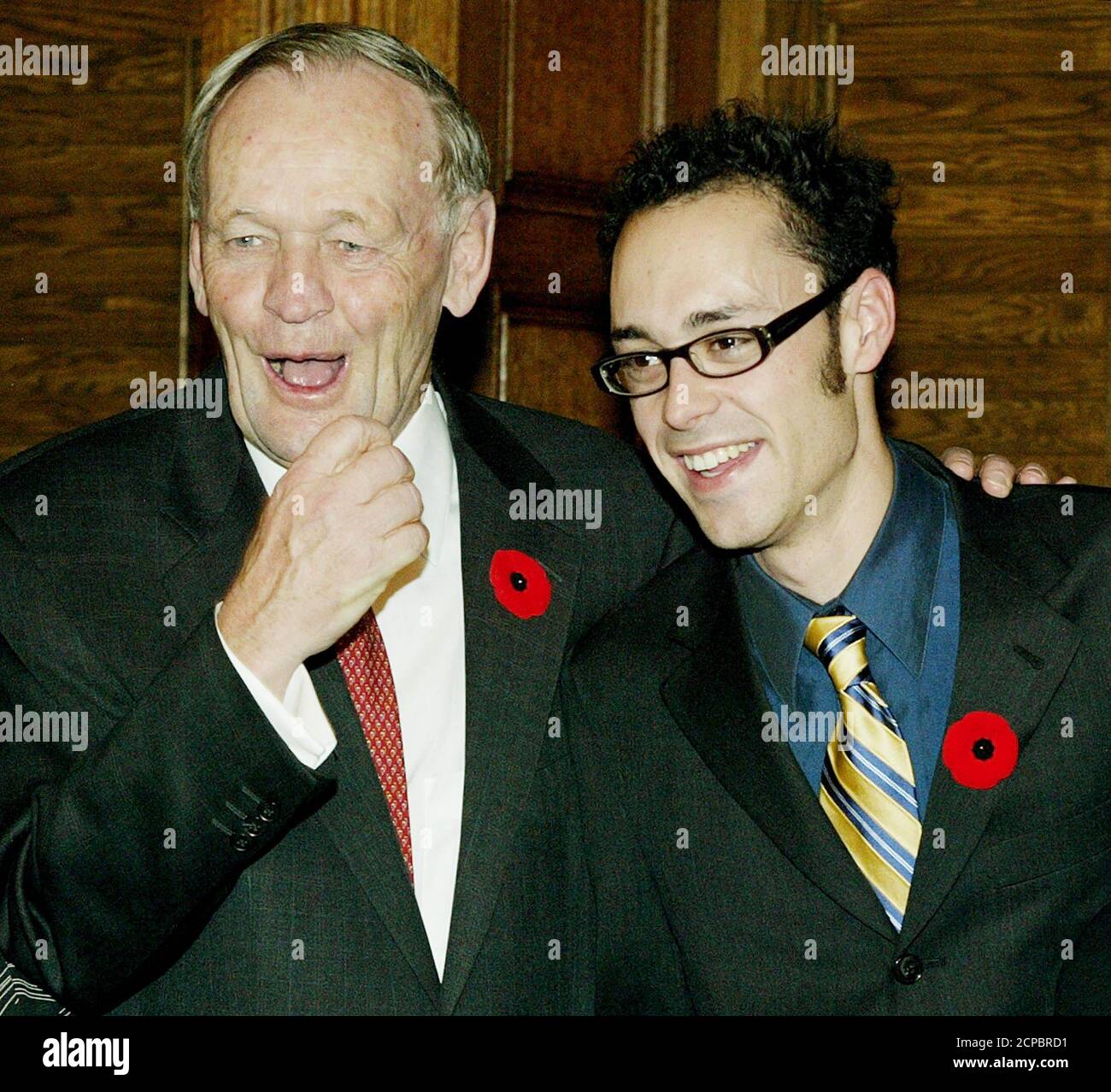 Le premier ministre canadien Jean Chrétien (L) se moque de la chanteuse  Ryan Malcom à Ottawa, le 5 novembre 2003. Malcolm est le gagnant de la  compétition « Canadian Idol », qui