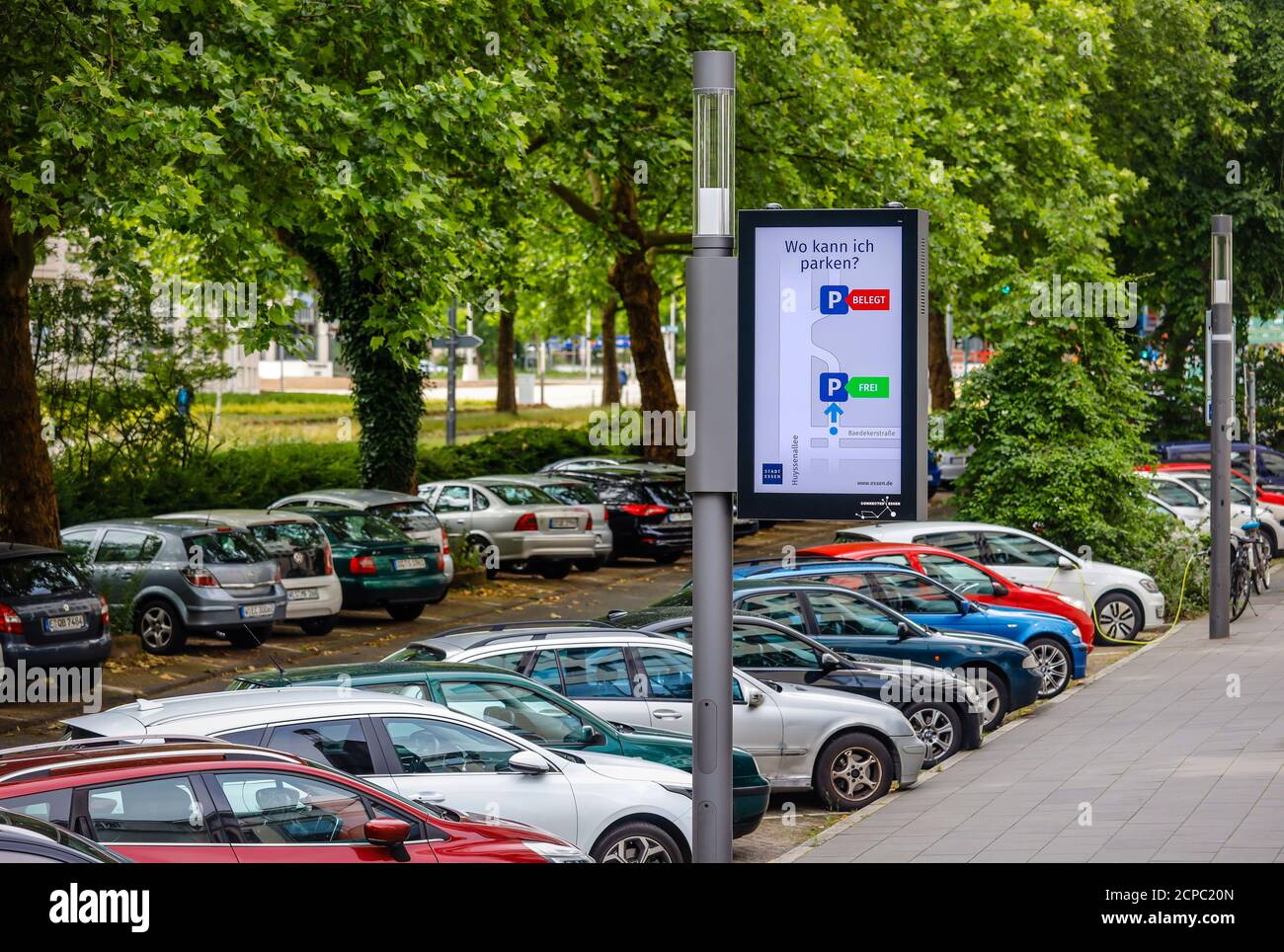 Les poteaux intelligents, les éclairages de rue intelligents sont les agents de stationnement, les postes de charge gratuits pour les voitures électriques, les points d'accès Wi-Fi gratuits, mesurer l'environnement Banque D'Images