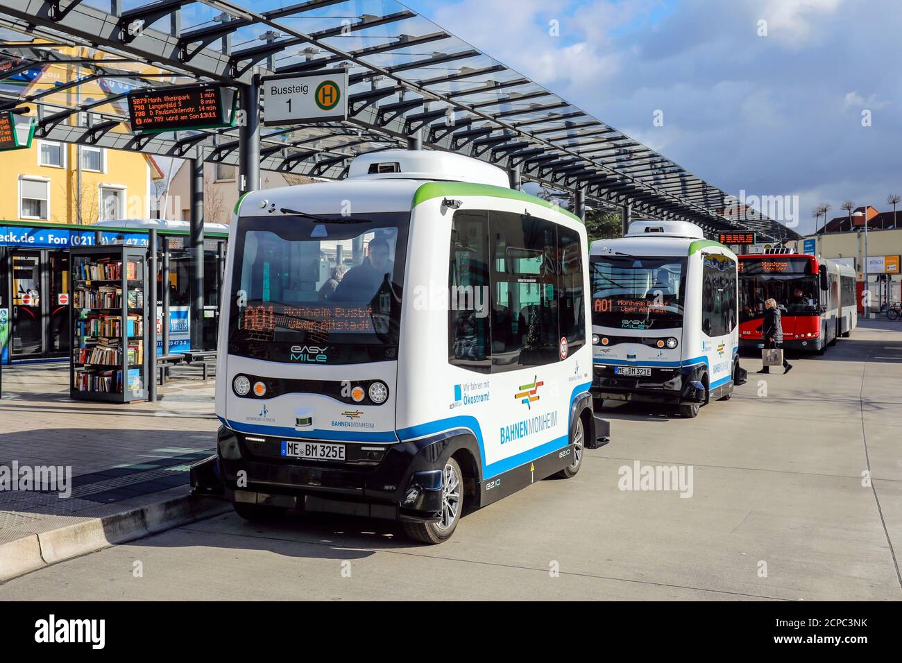 Bus électriques autonomes en service régulier, Monheim am Rhein, Rhénanie-du-Nord-Westphalie, Allemagne Banque D'Images