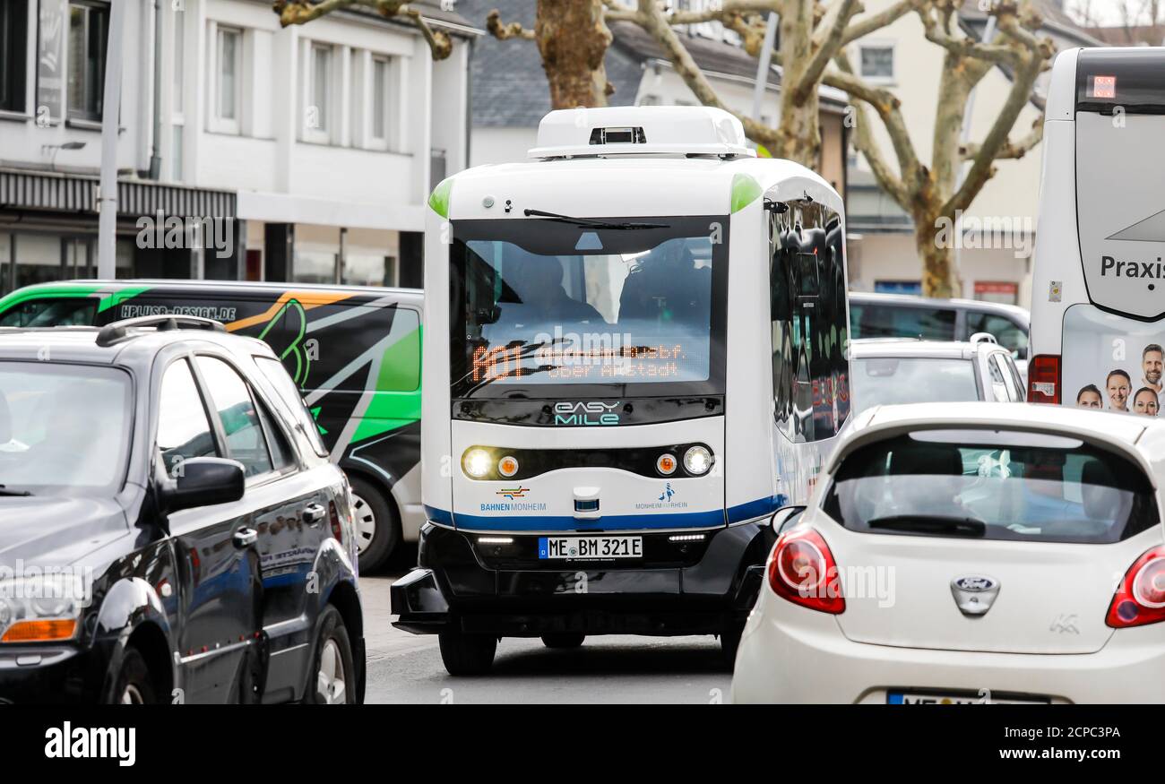 Bus électriques autonomes en service régulier, Monheim am Rhein, Rhénanie-du-Nord-Westphalie, Allemagne Banque D'Images