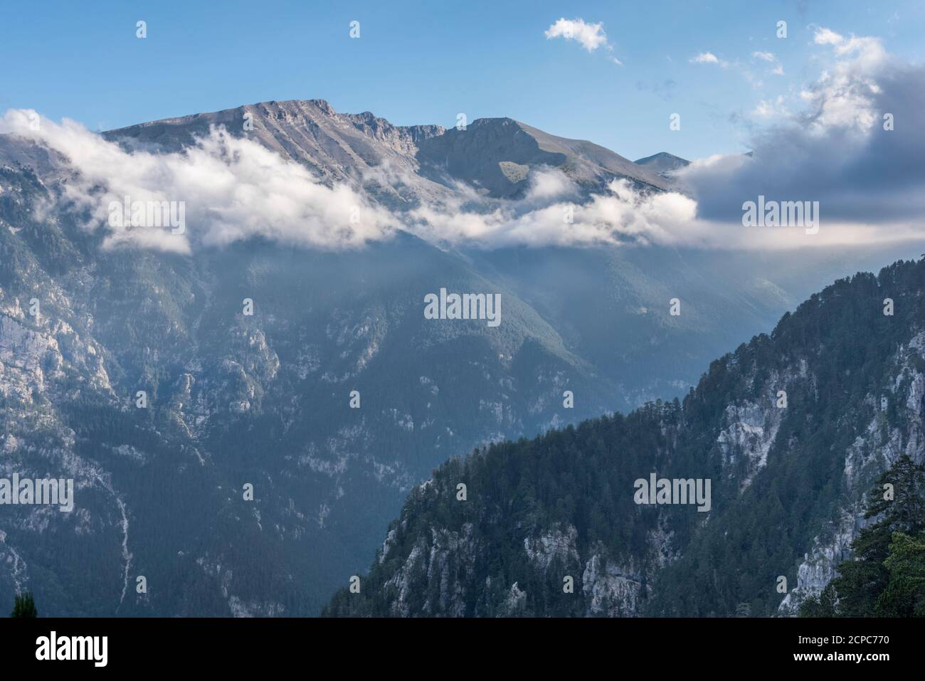 Vue sur le sommet de Kalogeros au Mont Olympe, au-dessus des Enipeas gorge Banque D'Images