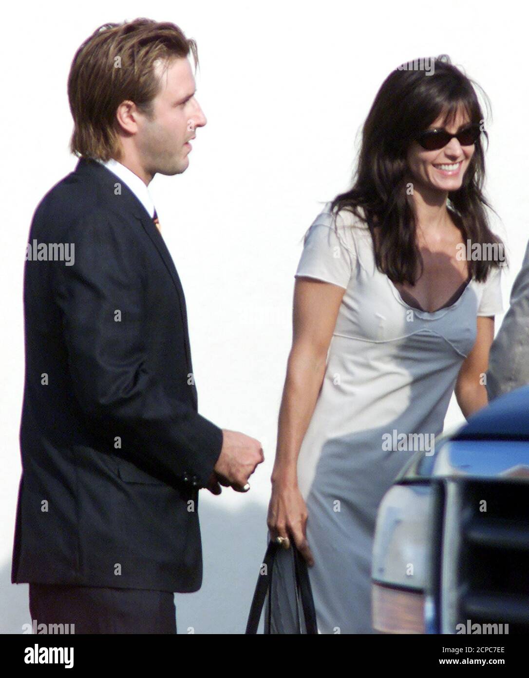 Courteney Cox David Arquette Mariage Courteney Cox (R), la star des « amis », arrive avec son mari David Arquette  pour monter à bord d'une navette pour le mariage de la co-star des « amis »  Jennifer