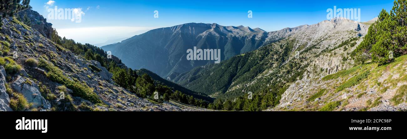 Panorama dans la montagne Olympe en Grèce avec les hauts sommets Et la gorge d'Enipeas le matin Banque D'Images