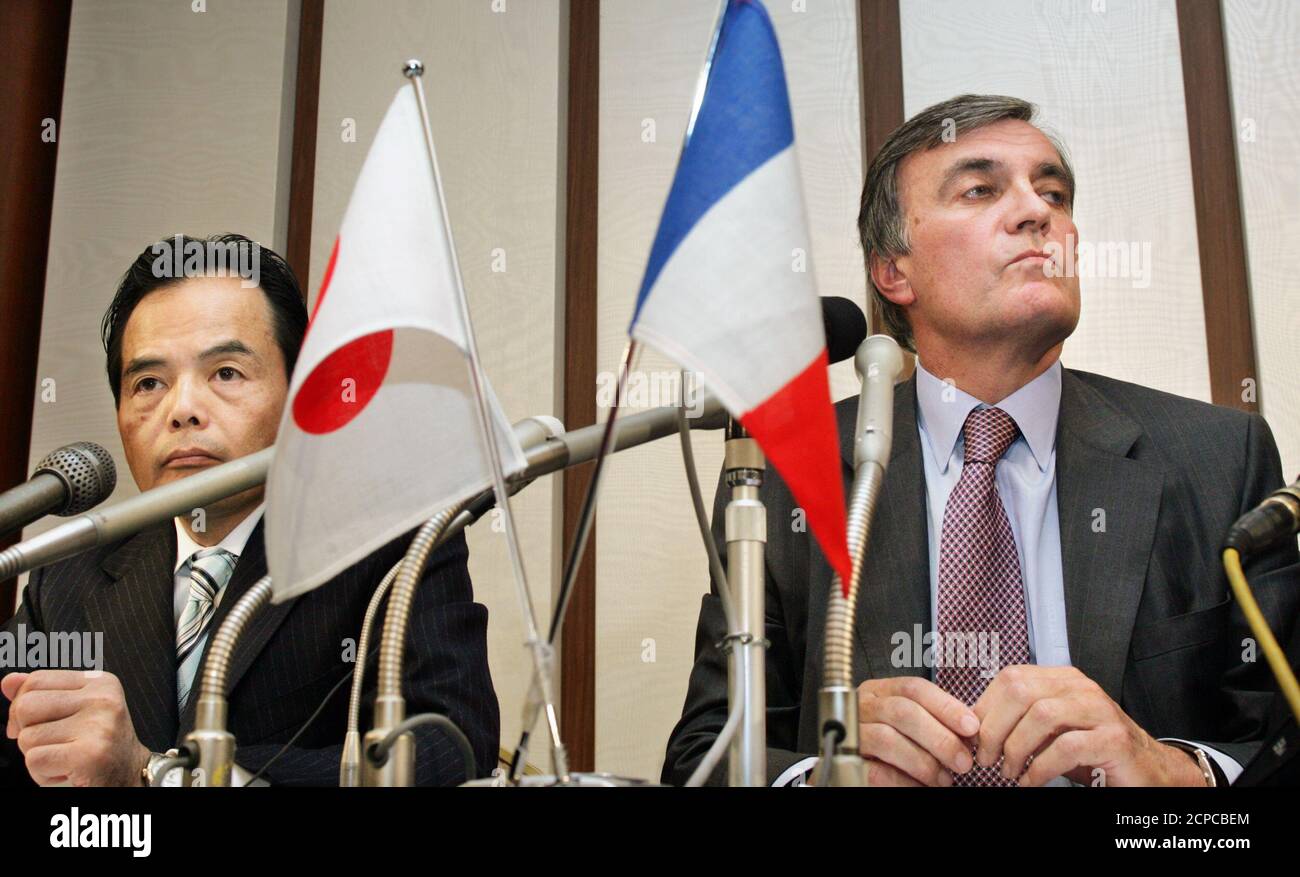 French retailer Carrefour Asia's CEO Jarry and Japan's retailer Aeon Co  President Okada attend a news conference in Tokyo. French retailer Carrefour  Asia's Chief Executive Officer Philippe Jarry (R) and Japan's retailer