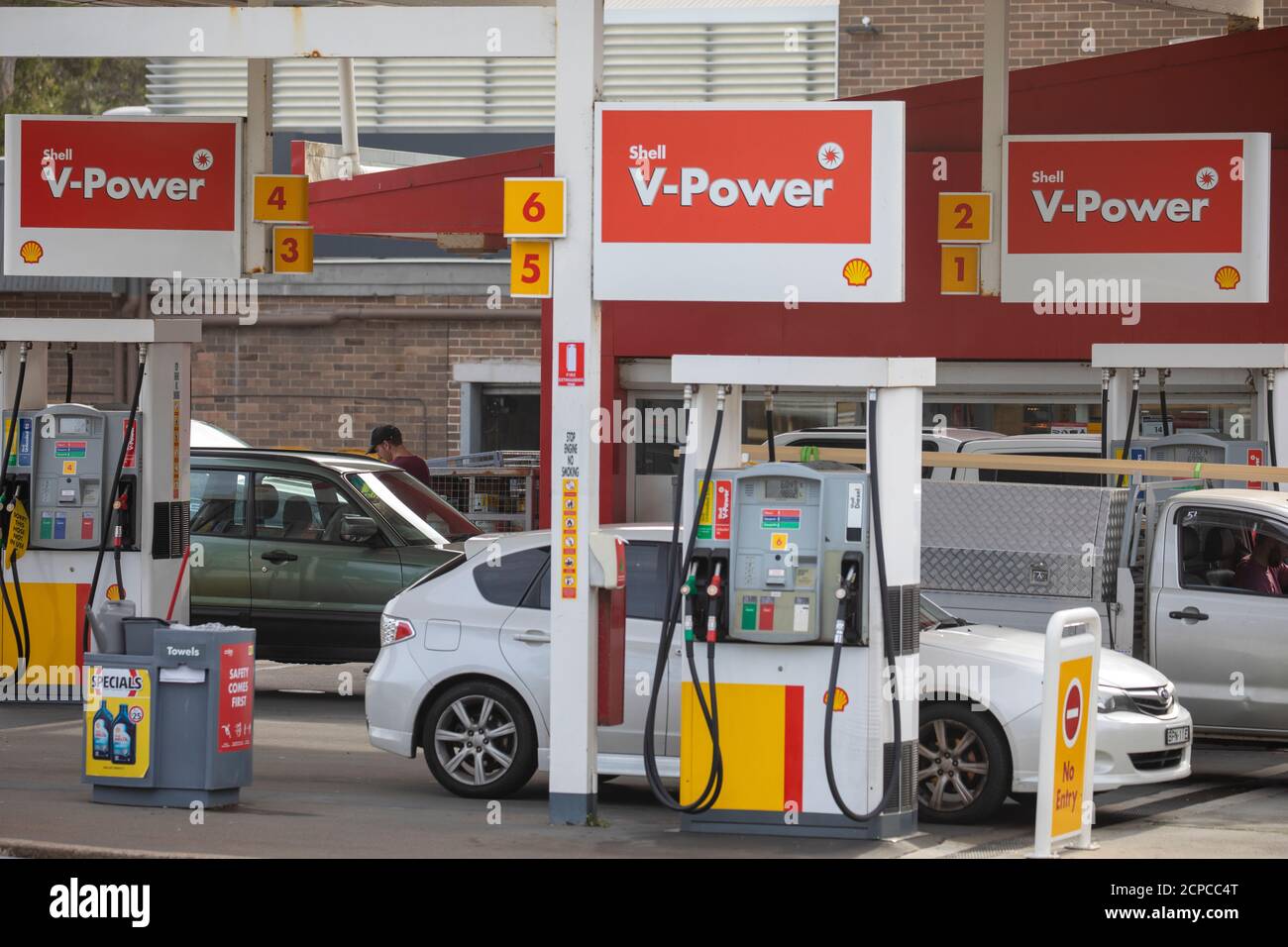 Station-service Shell à Sydney, Nouvelle-Galles du Sud, Australie voitures sur la piste se remplissant de carburant, y compris V Power et diesel Banque D'Images