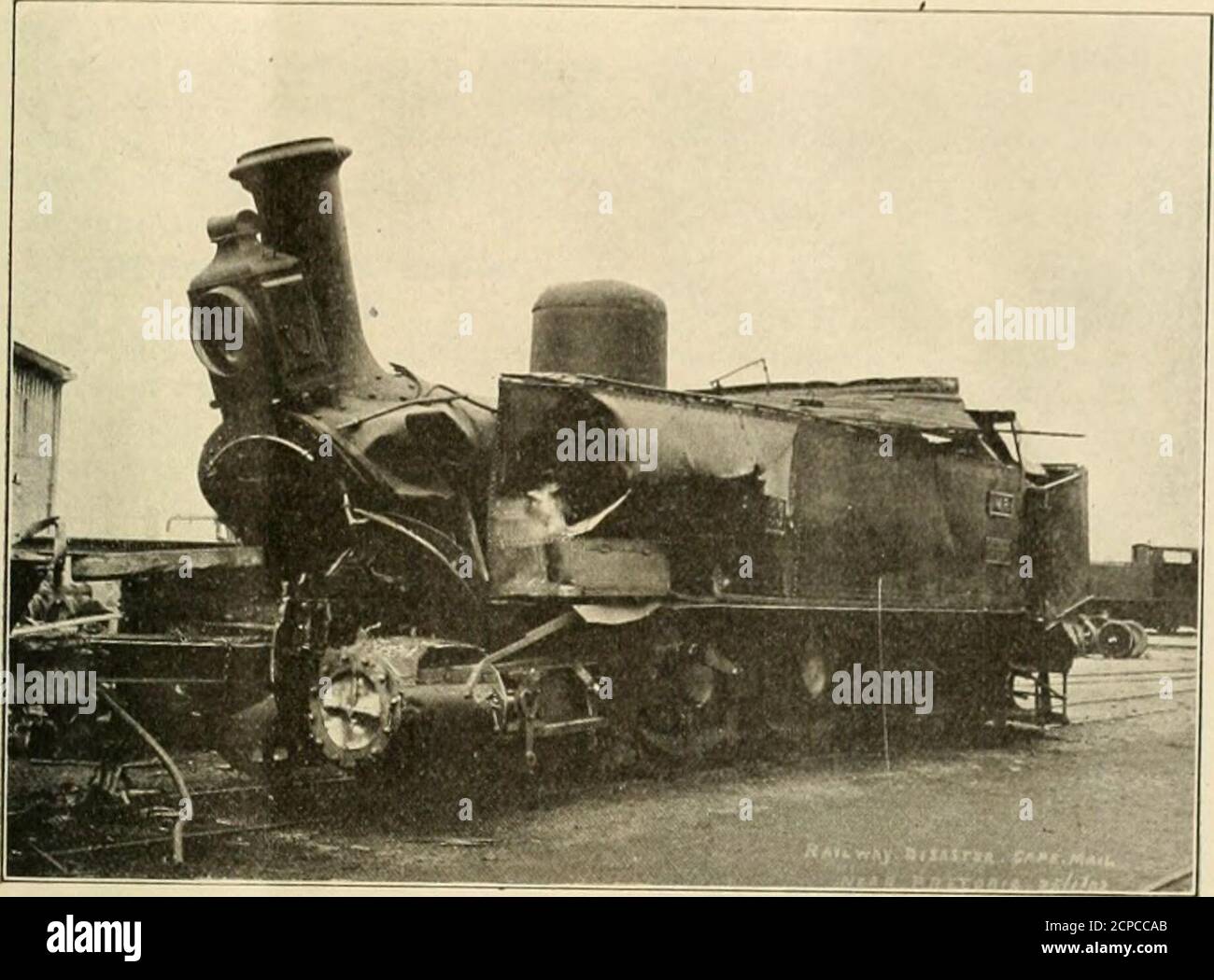 . Le génie ferroviaire et de locomotive : un journal pratique de la force motrice ferroviaire et du matériel roulant . le parcours. L'exploitation minière de ma-chinery laissée pour n'importe quelle durée dans les forêts ou le long des bas cours d'eau lentement, s'enrouille et se dédriez bientôt après la reprise. Comme beaucoup de chemins de fer dans l'interiorAfrique sont de type voie étroite. Mai 1905. KAIIAVAY AM) I.OCOMOJI VI; IINGIXF.ERING 203 Voyage est ialurialement lent et quelque chose de primitif, mais les passagers voyageant à travers la région pour le premier timesjamais compter ceci comme un inconvénient sérieux.il y a trop de choses à voir pour faire un transit rapide de la contine Banque D'Images