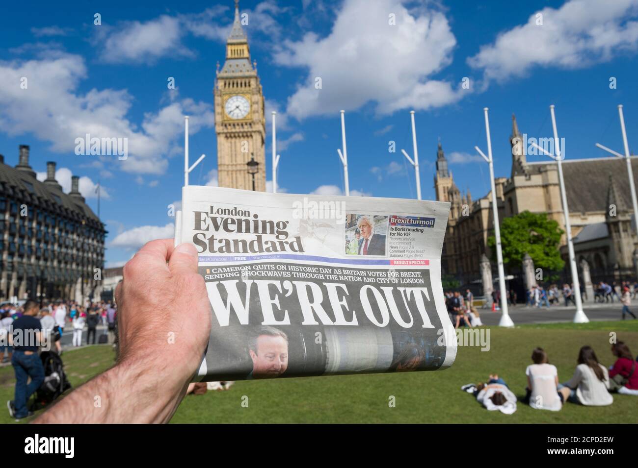 Un journal The Evening Standard de Londres, avec le titre « nous sommes sortis » après que la Grande-Bretagne ait voté pour quitter l'Union européenne, lors d'un référendum d'hier, tenu devant les chambres du Parlement, la place du Parlement, Westminster, Londres, Royaume-Uni. 24 juin 2016 Banque D'Images