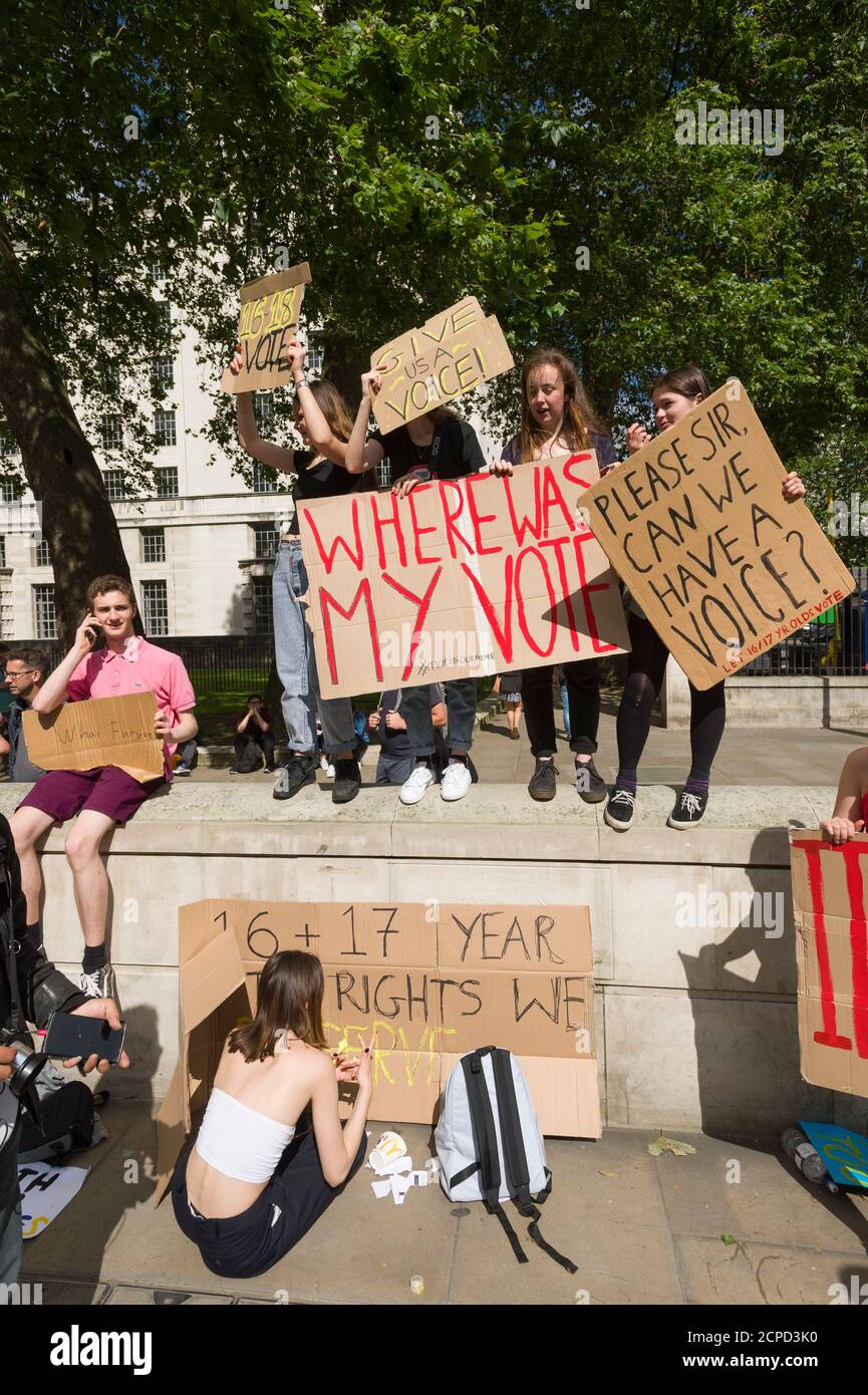 Un groupe d'adolescents protestant devant Downing Street, qui n'a pas eu de vote lors d'un référendum d'hier, après que la Grande-Bretagne ait voté pour quitter l'Union européenne, Downing Street, Londres, Westminster, Royaume-Uni. 24 juin 2016 Banque D'Images