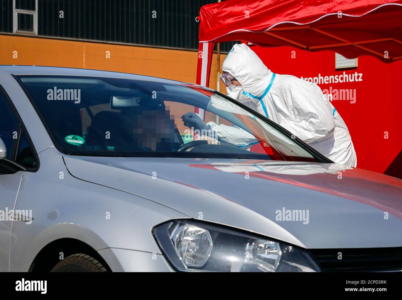 Test du virus Corona, à la station d'essai mobile, un médecin se présente à travers la fenêtre de la voiture, Kempen, Basse-Rhin, Rhénanie-du-Nord-Westphalie, Allemagne Banque D'Images