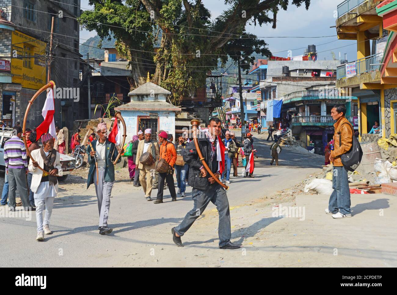Défilé dans un village de la vallée de Pokhara, Népal Banque D'Images