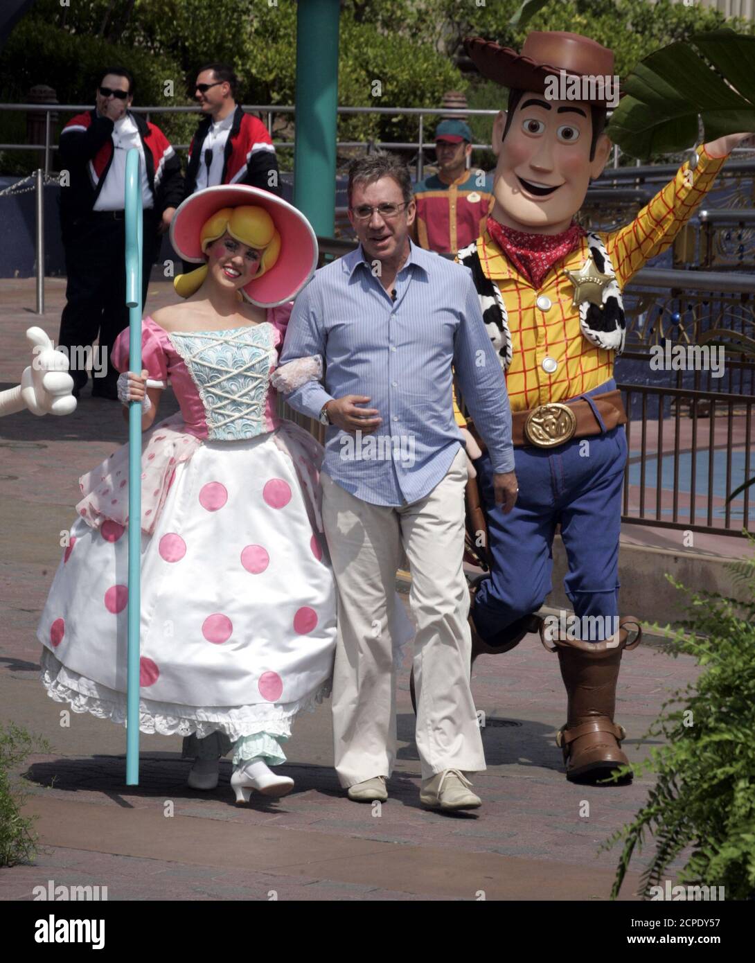 Actor Tim Allen (C) is escorted by by Disney and Pixar characters from the film "Toy Story" Little Bo Peep and Woody (R) as they take part in the official opening of the new attraction "Buzz Lightyear Astro Blasters" in Tomorrowland at the Disneyland theme park as the celebration of Disneyland's 50th anniversary "The Happiest Homecoming on Earth" begins in Anaheim, California, May 4, 2005. Allen was the voice talent for Buzz Lightyear in the film. Walt Disney, founder of the Walt Disney Company and visionary behind the creation of Disneyland, opened the park on July 17, 1955. REUTERS/Fred Prou Banque D'Images