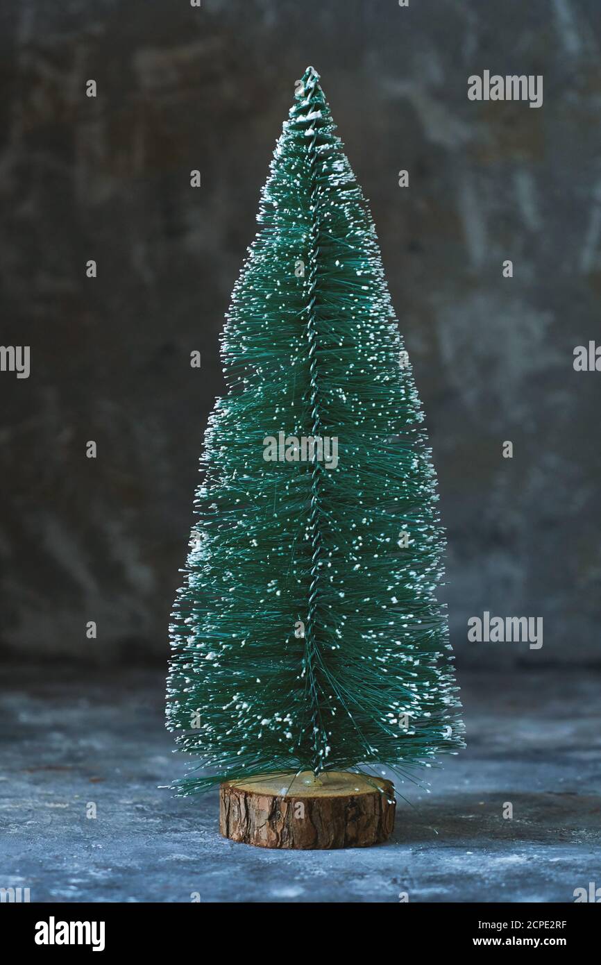 Arbre de Noël vert sur fond gris vertical Banque D'Images