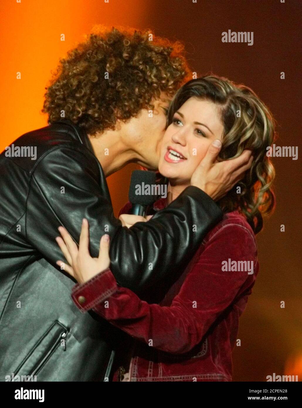 La Finaliste Justin Guarini L Embrasse Kelly Clarkson Ans De Burleston Texas Apres Avoir Ete Nommee Gagnante Dans Le Concours De L Emission De Telerealite American Idol Le 4 Septembre