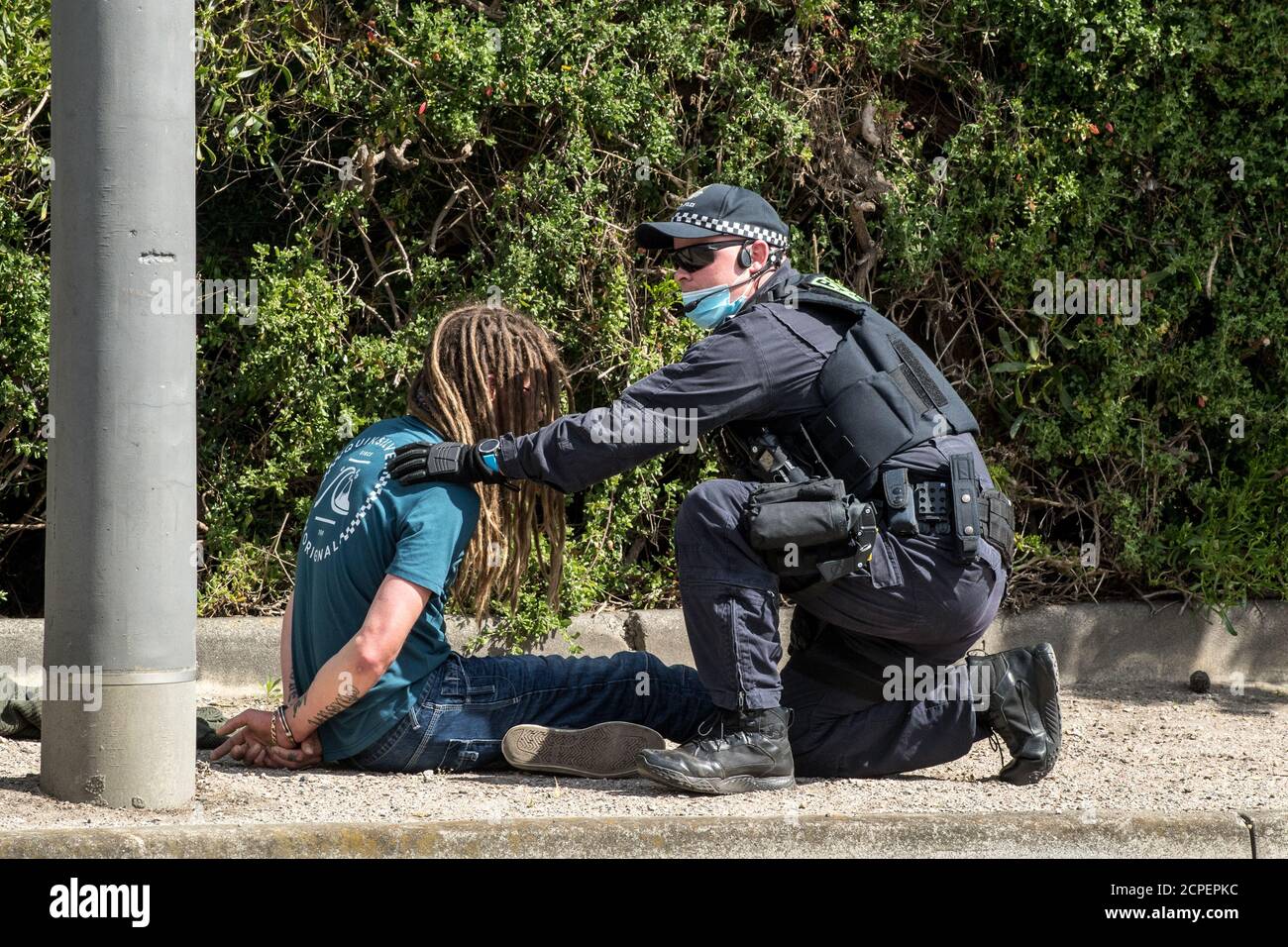 Melbourne, Australie. 19 septembre 2020. Un policier de Victoria avec un menotté à un manifestant sur le côté de l'Esplanade d'Ormond, près d'Elwood Beach, qui avait fait partie de manifestations anti-masque et anti-verrouillage qui avaient déménagé d'Elsternwick Park, Melbourne Australie. Crédit : Michael Currie/Alay Live News Banque D'Images