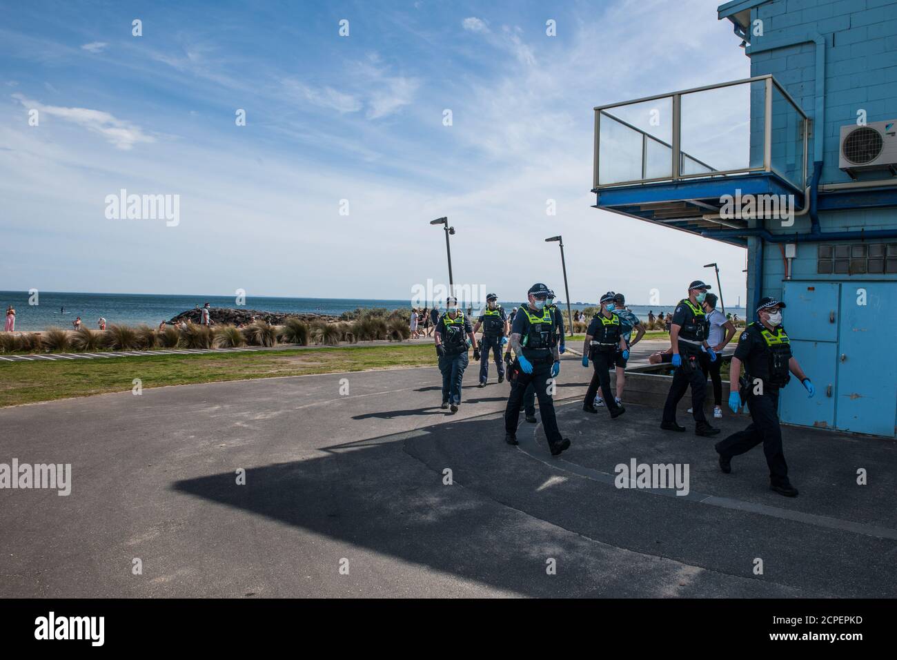 Melbourne, Australie. 19 septembre 2020. Les policiers de Victoria ont passé le club de surf d'Elwood Beach après avoir balayé la plage pour y trouver des manifestants anti-masque et anti-verrouillage qui avaient déménagé d'une manifestation qui avait commencé à Elsternwick Park, Melbourne en Australie. Crédit : Michael Currie/Alay Live News Banque D'Images