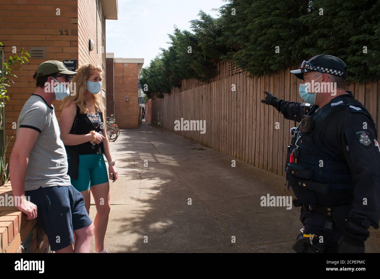 Melbourne, Australie. 19 septembre 2020. Un policier de Victoria demande aux résidents locaux d'Elwood où les manifestants qui ont traversé les appartements se reverraient, après une poursuite dans les rues de la baie après que des manifestations contre le masque et le verrouillage aient déménagé d'Elsternwick Park, à Melbourne, en Australie. Crédit : Michael Currie/Alay Live News Banque D'Images