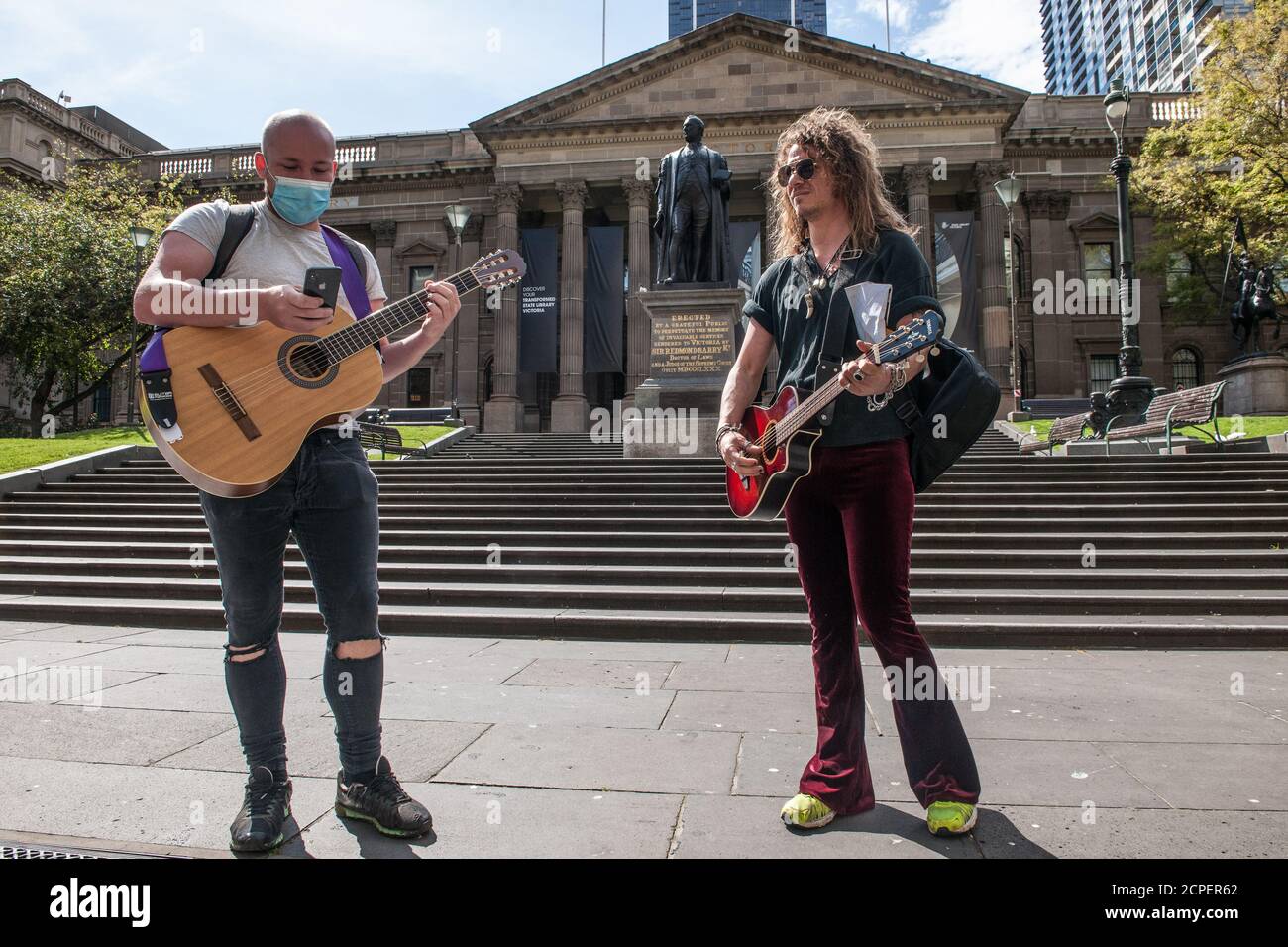 Melbourne, Australie. 19 septembre 2020. Dellacoma Rio et un autre manifestant se rencontrent pour jouer de la guitare devant la State Library de Swanston Street, pour une manifestation anti-masque et anti-verrouillage à 11 h 30 ce matin, Melbourne, Australie. Crédit : Michael Currie/Alay Live News Banque D'Images
