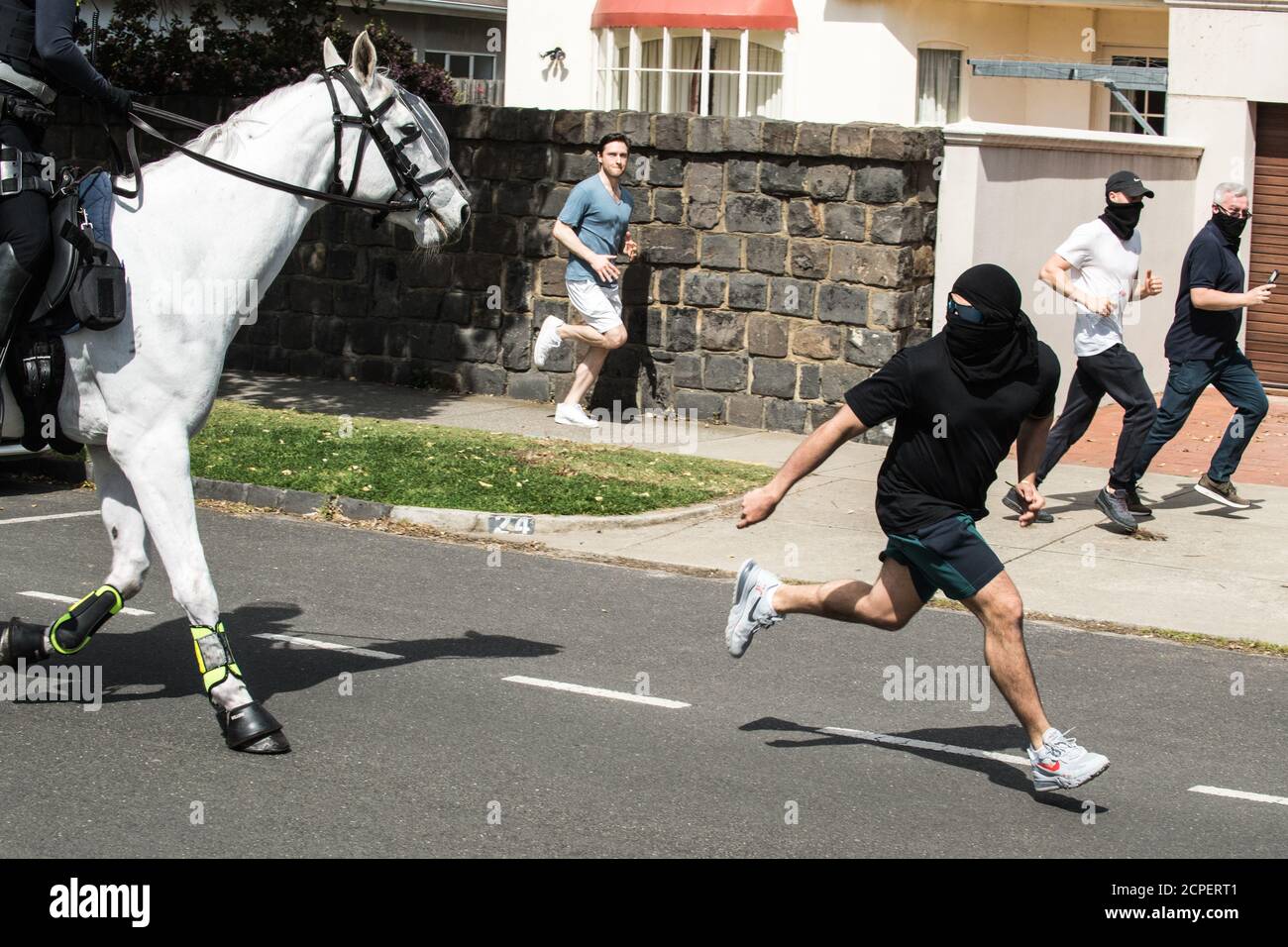 Melbourne, Australie. 19 septembre 2020. Un manifestant masculin masqué fuit de la police de Victoria a monté des officiers qui tentaient de les couper dans une rue en bord de mer à Elwood après qu'une manifestation anti-masque et anti-verrouillage ait déménagé d'Elsternwick Park, Melbourne, en Australie. Crédit : Michael Currie/Alay Live News Banque D'Images