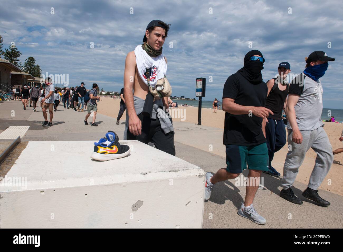 Melbourne, Australie. 19 septembre 2020. Des manifestants marchent le long d'Elwood Beach après un match de chat et de souris avec la police, après qu'une manifestation anti-masque et anti-verrouillage ait déménagé d'Elsternwick Park, Melbourne, Australie. Crédit : Michael Currie/Alay Live News Banque D'Images