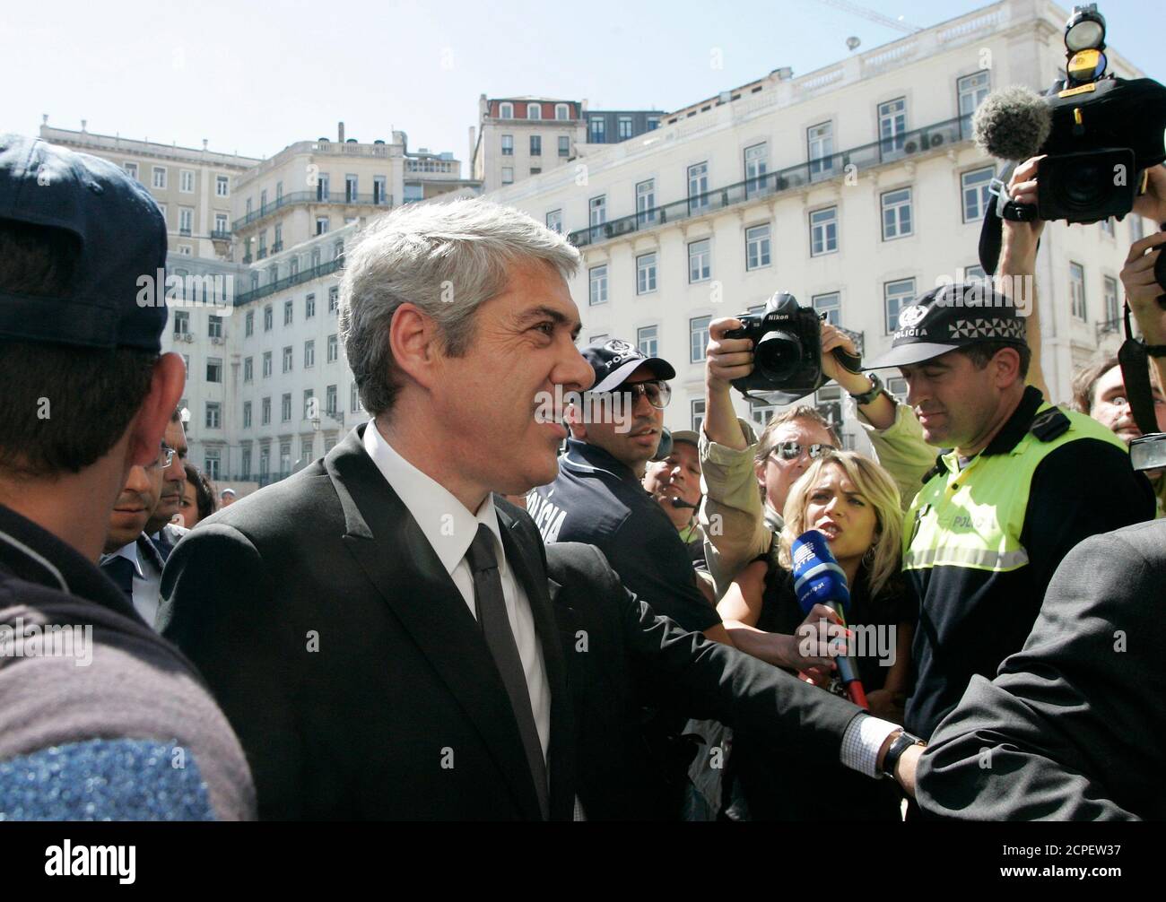 Le Premier ministre portugais José Socrates (C) arrive à la suite du prix Nobel de littérature portugais José Saramago à l'hôtel de ville de Lisbonne le 19 juin 2010. Saramago est mort dans sa maison sur l'île espagnole de Lanzarote, âgée de 87 ans, le 18 juin. REUTERS/Hugo Correia (PORTUGAL - Tags: SOCIÉTÉ POLITIQUE NÉCROLOGIQUE) Banque D'Images