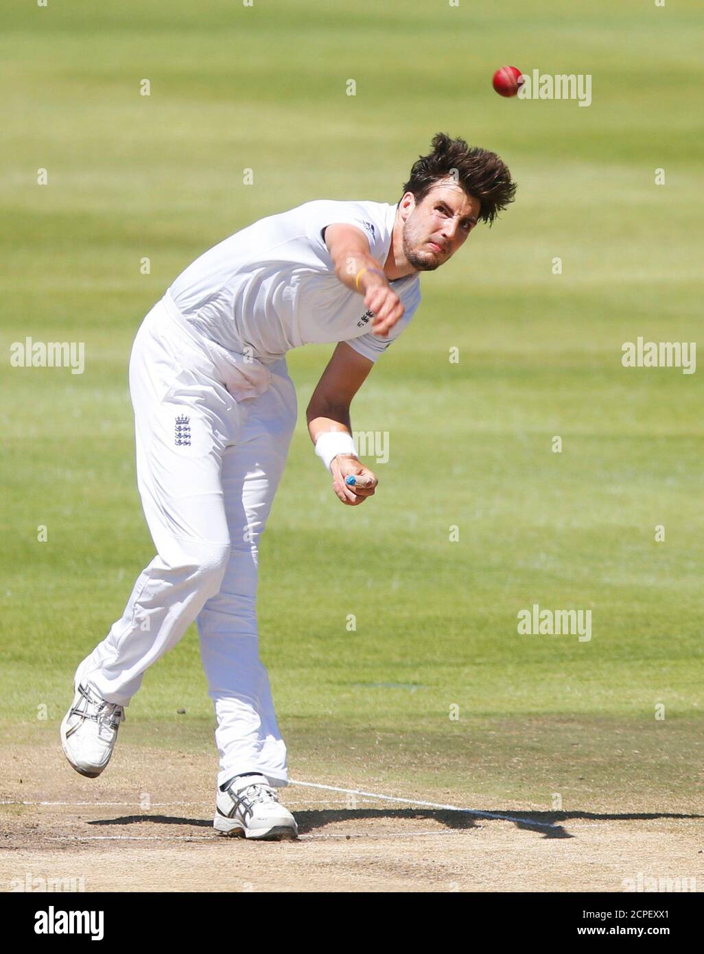 Steven Finn, d'Angleterre, s'est disputé le deuxième match de cricket contre l'Afrique du Sud à Cape Town, Afrique du Sud, le 5 janvier 2016. REUTERS/Mike Hutchings Banque D'Images