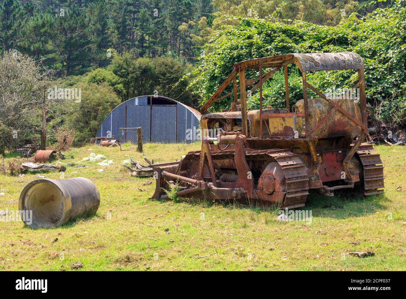 Un vieux bulldozer rouillé, abandonné sur une ferme Banque D'Images